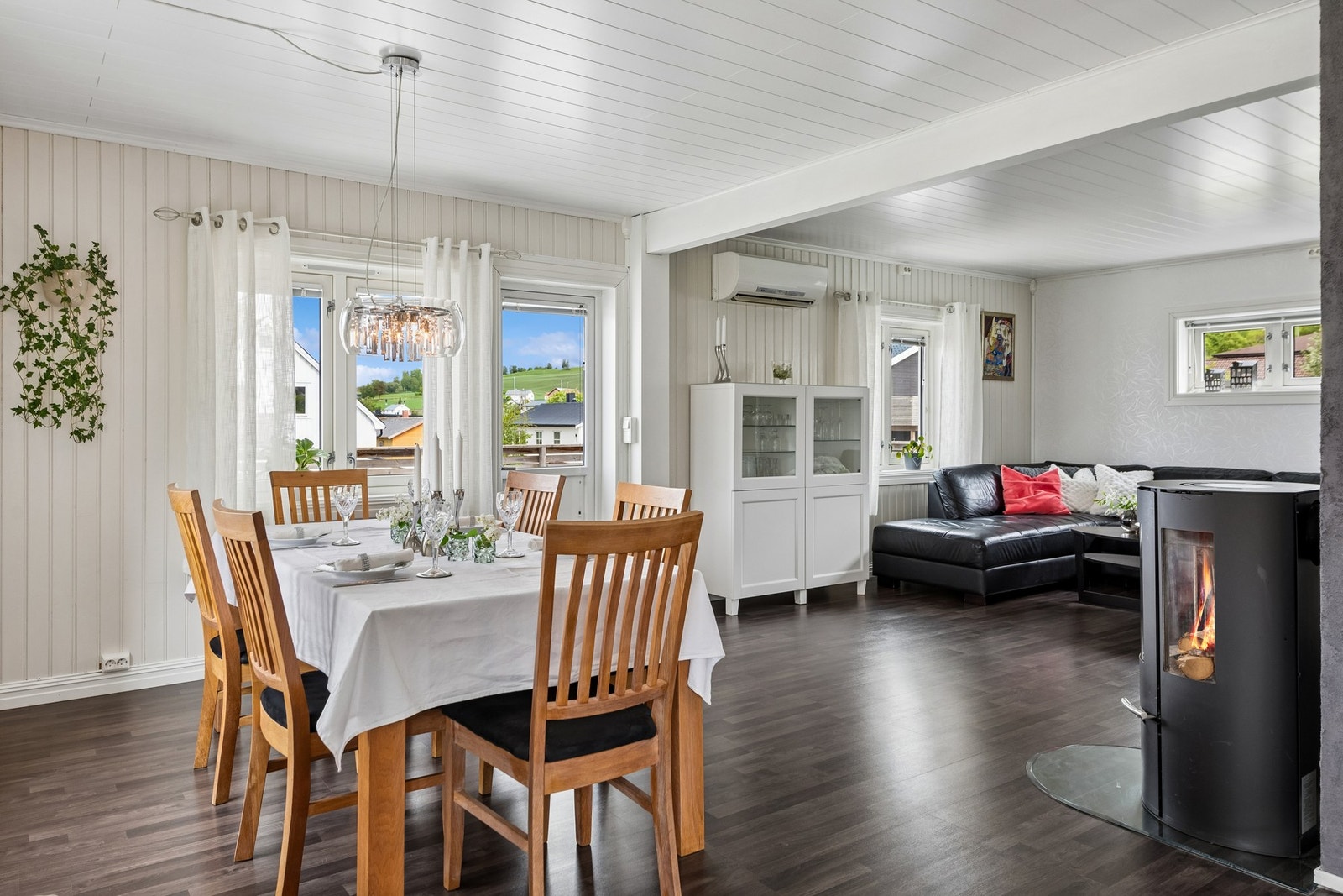 På stuen har man god plass til både spisegruppe og sofagruppe. Fra stuen har man enkel adkomst til veranda. Galleribilde