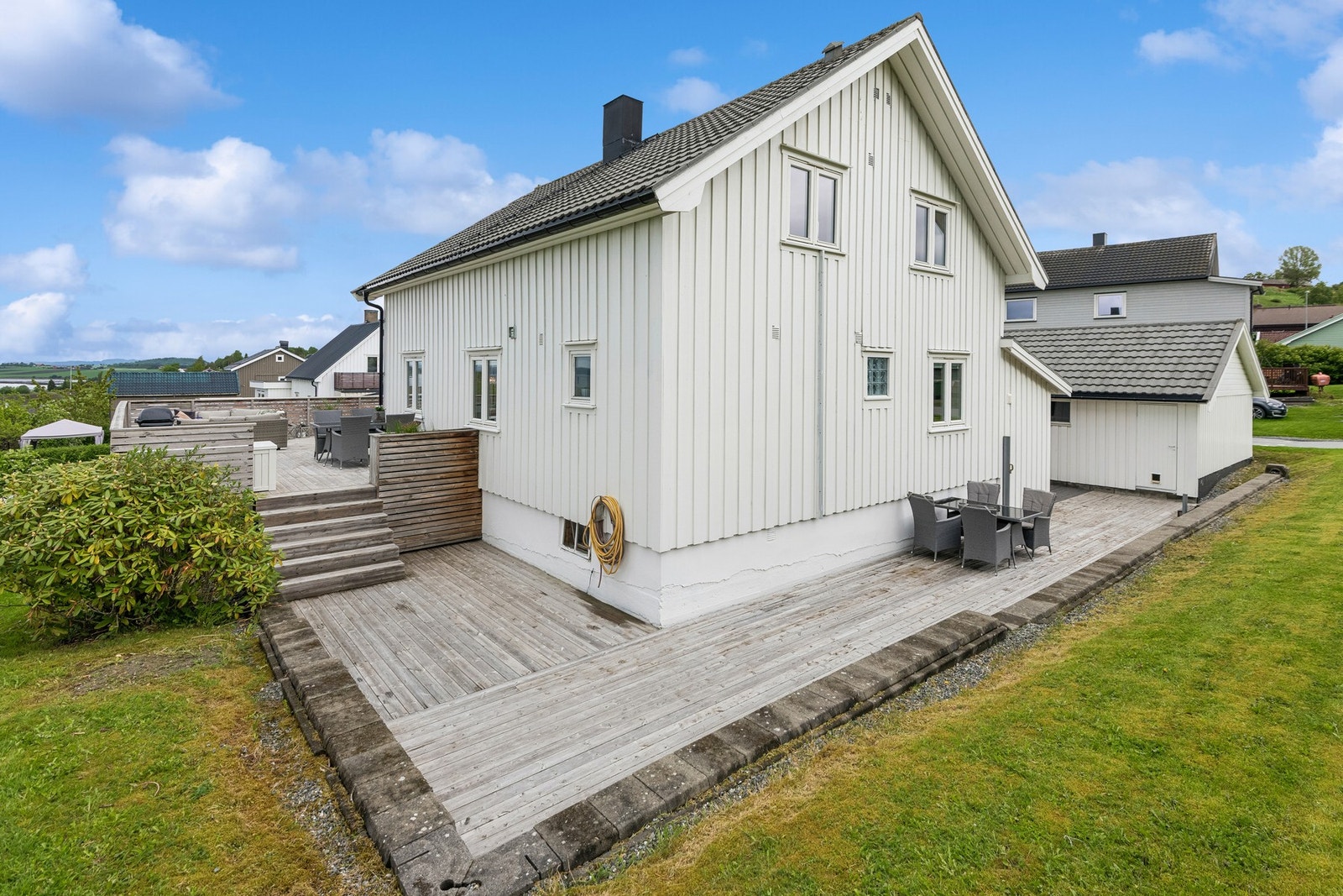 Boligen har flere etablerte sitteplasser med god plass til hagemøbler, så her har man muligheten til å flytte seg etter sola. Galleribilde