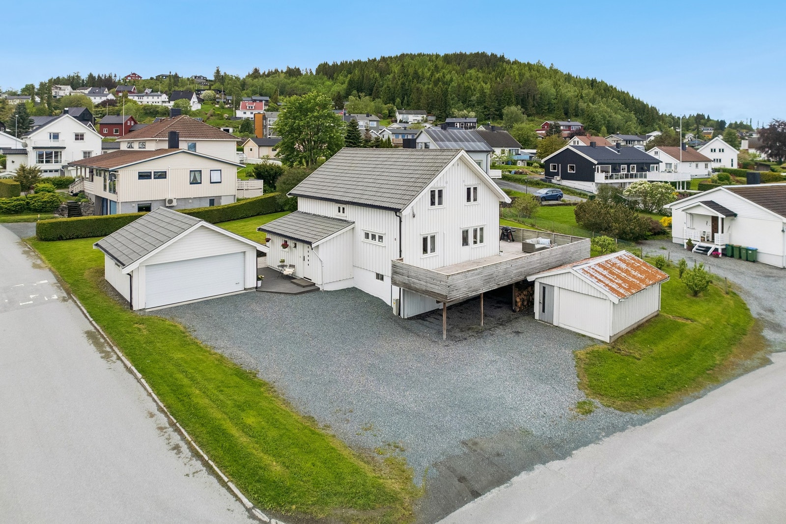 Eiendommen har to garasjer og en romslig gårdsplass som er gruslagt. Galleribilde