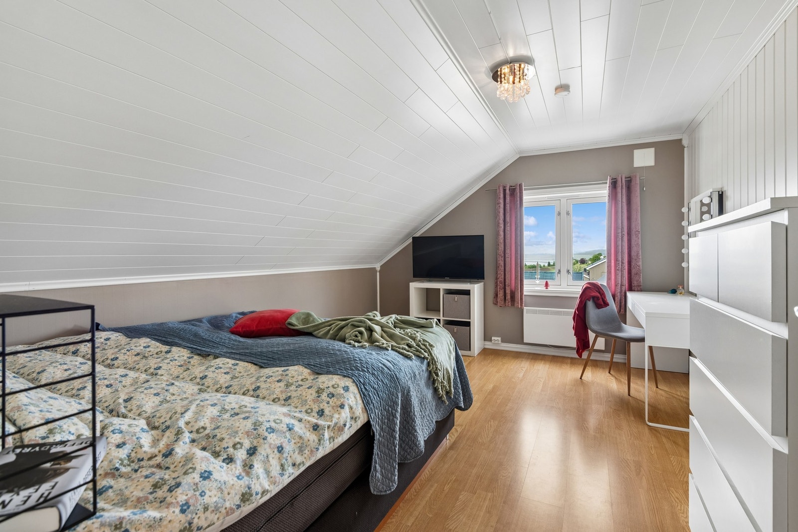 Soverom 3 har god plass til dobbeltseng og oppbevaringsmøbel. Nydelig sjøutsikt fra soveromsvinduet. Galleribilde