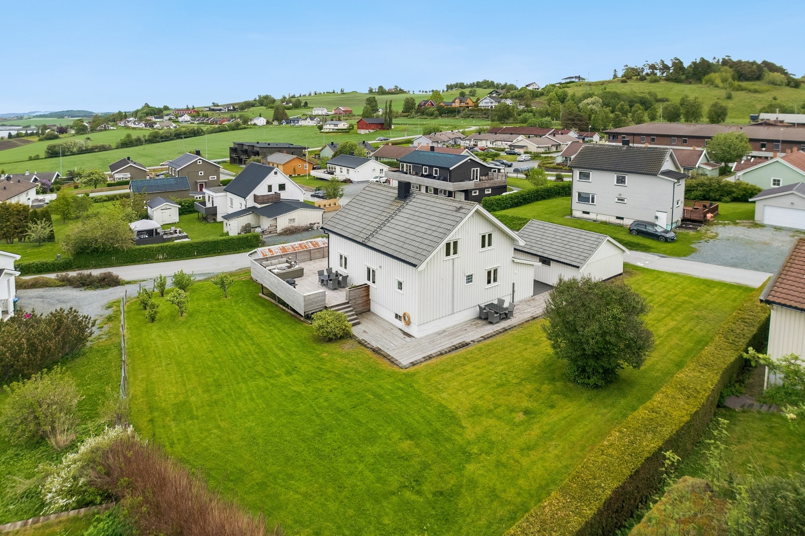 Boligen nyter godt av sjøutsikt, gode solforhold og pent opparbeidet hage med mye plenareal. Praktisk med platting rundt store deler av boligen. Galleribilde
