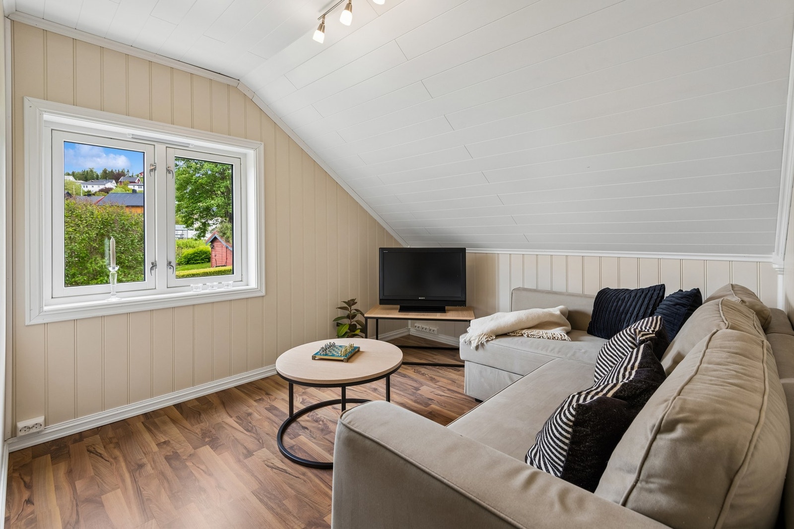 Soverom 2 er plassert på loft. Her utnyttes rommet godt som en ekstra stue, med en sovesofa som kan benyttes ved besøk av gjester. Vinduet på soverommet har ikke godkjent rømningsvei pga. størrelse på vinduene og fast midtstolpe. Galleribilde