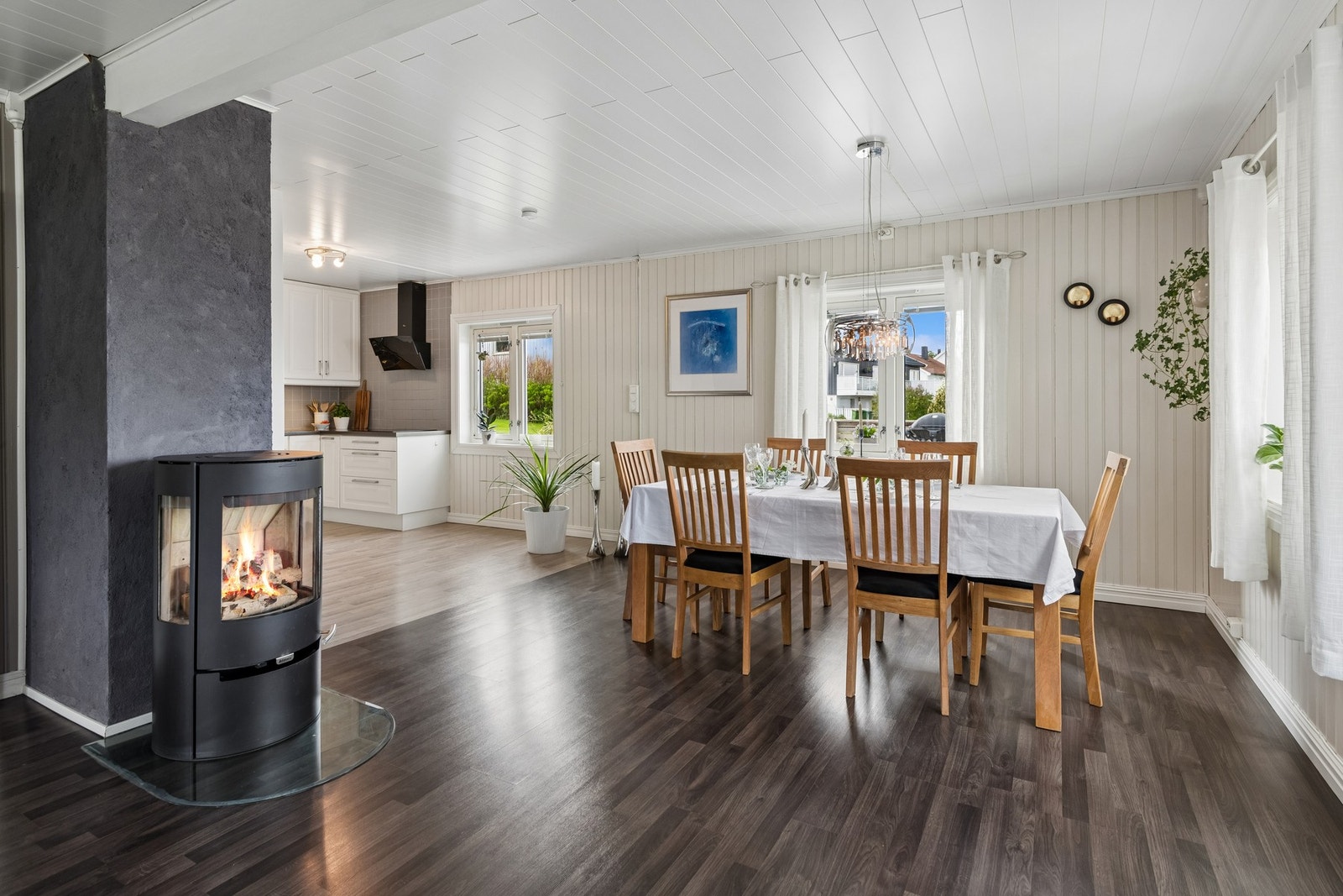 Boligen har en behagelig kombinasjon av vedfyring som varmer godt på kalde dager, og den stabile varmen fra luft til luft varmepumpe. Galleribilde