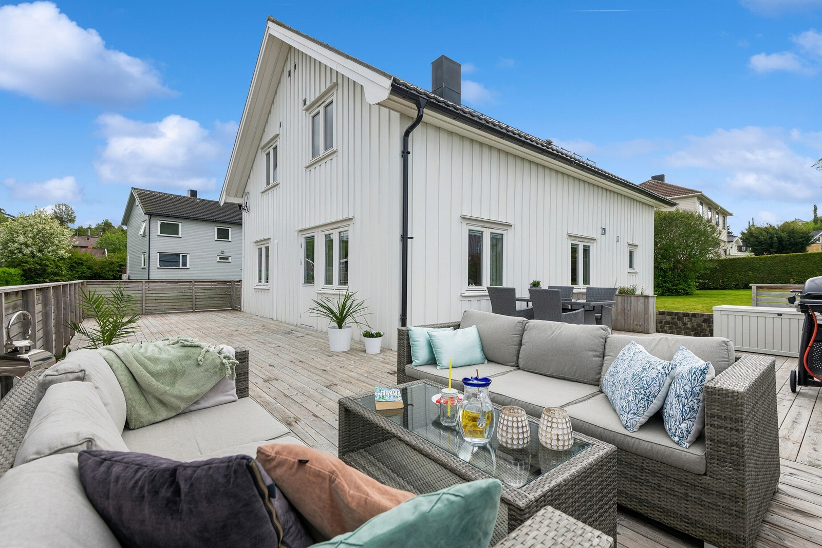 Boligen har terrasse på alle sider av boligen, så her kan man nyte godværsdagene maksimalt. Galleribilde