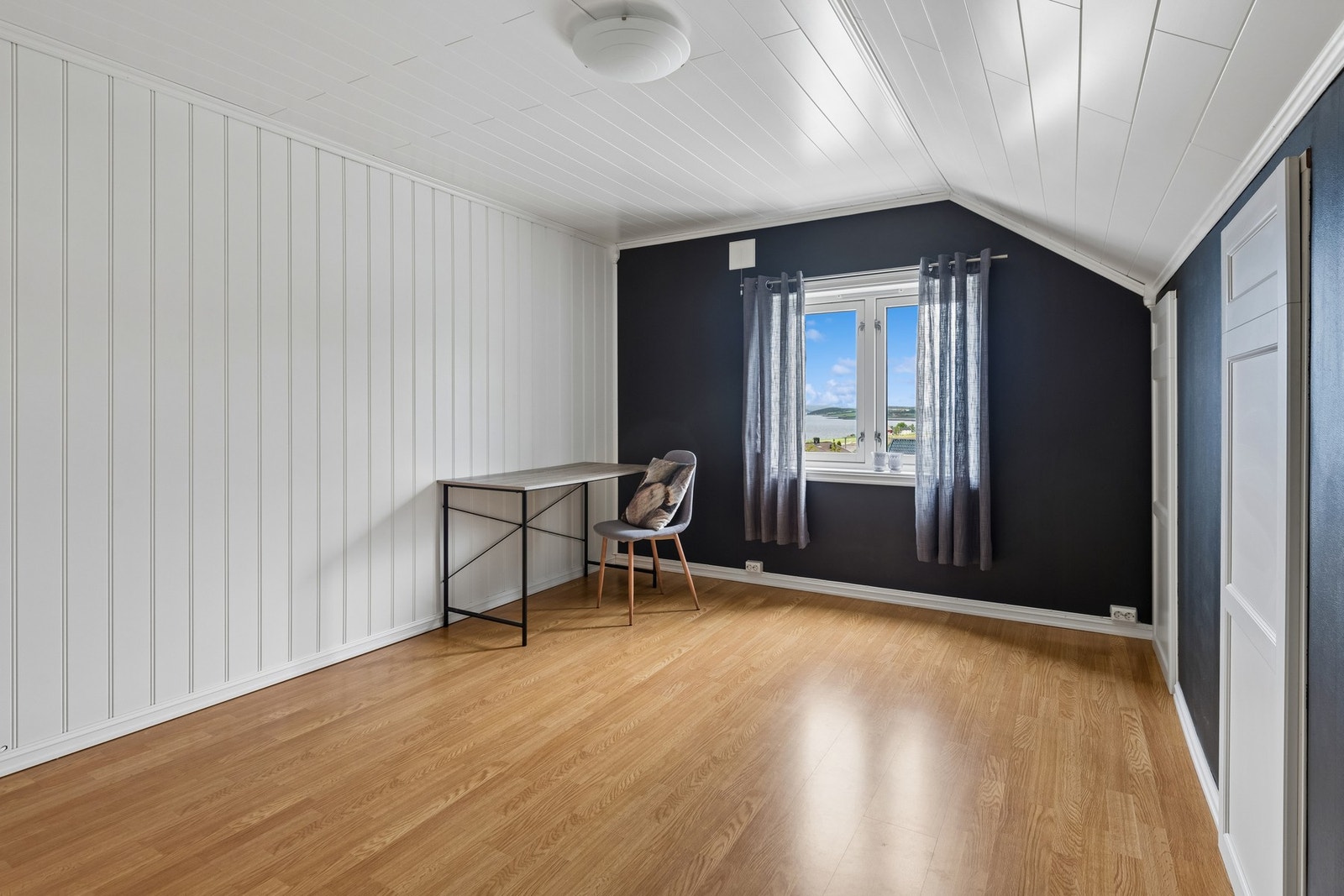 Soverom 5. Vinduet på soverommet har ikke godkjent rømningsvei pga. størrelse på vinduene og fast midtstolpe. Galleribilde