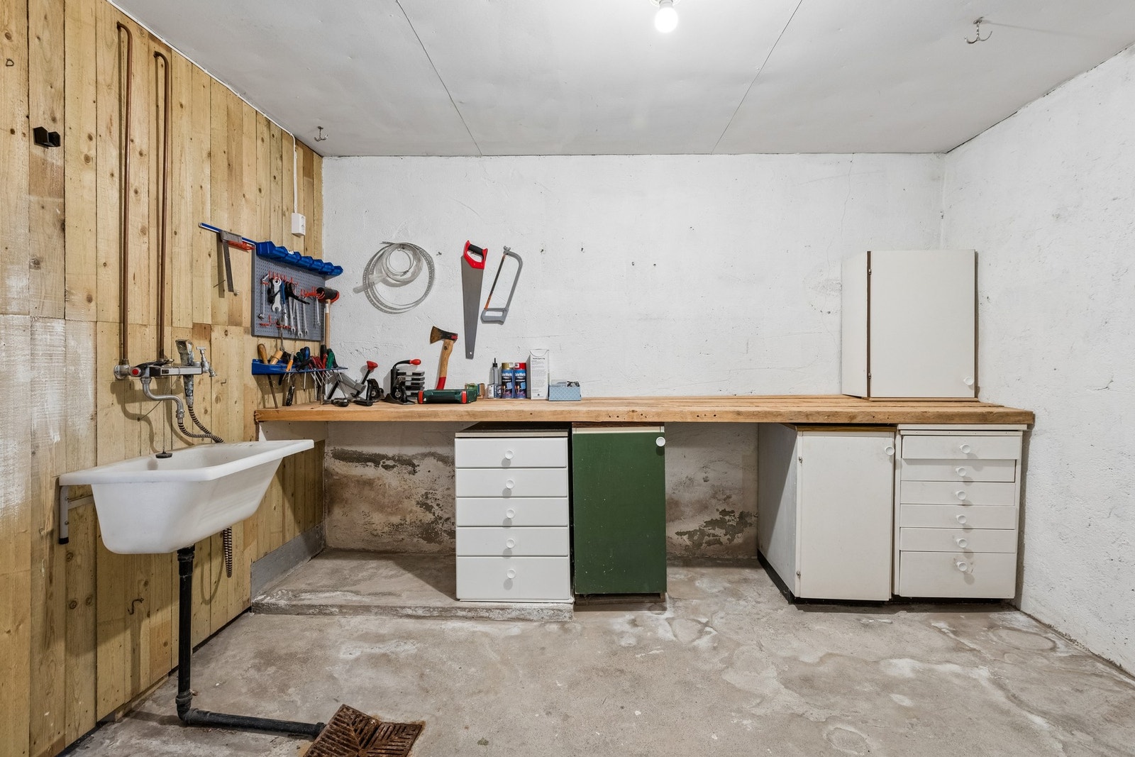 Kjellerrom med utslagsvask Galleribilde