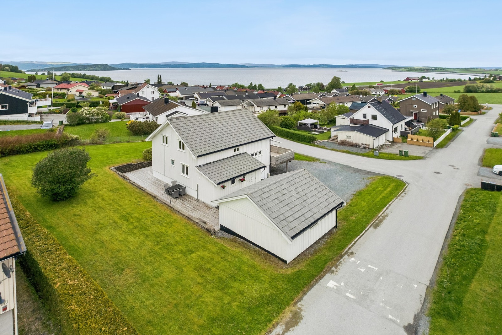 Velkommen til Lundvegen 8! Innholdsrik enebolig med sentral beliggenhet, gode solforhold og sjøutsikt. Foto: EFKT (Hamish Grey) Galleribilde