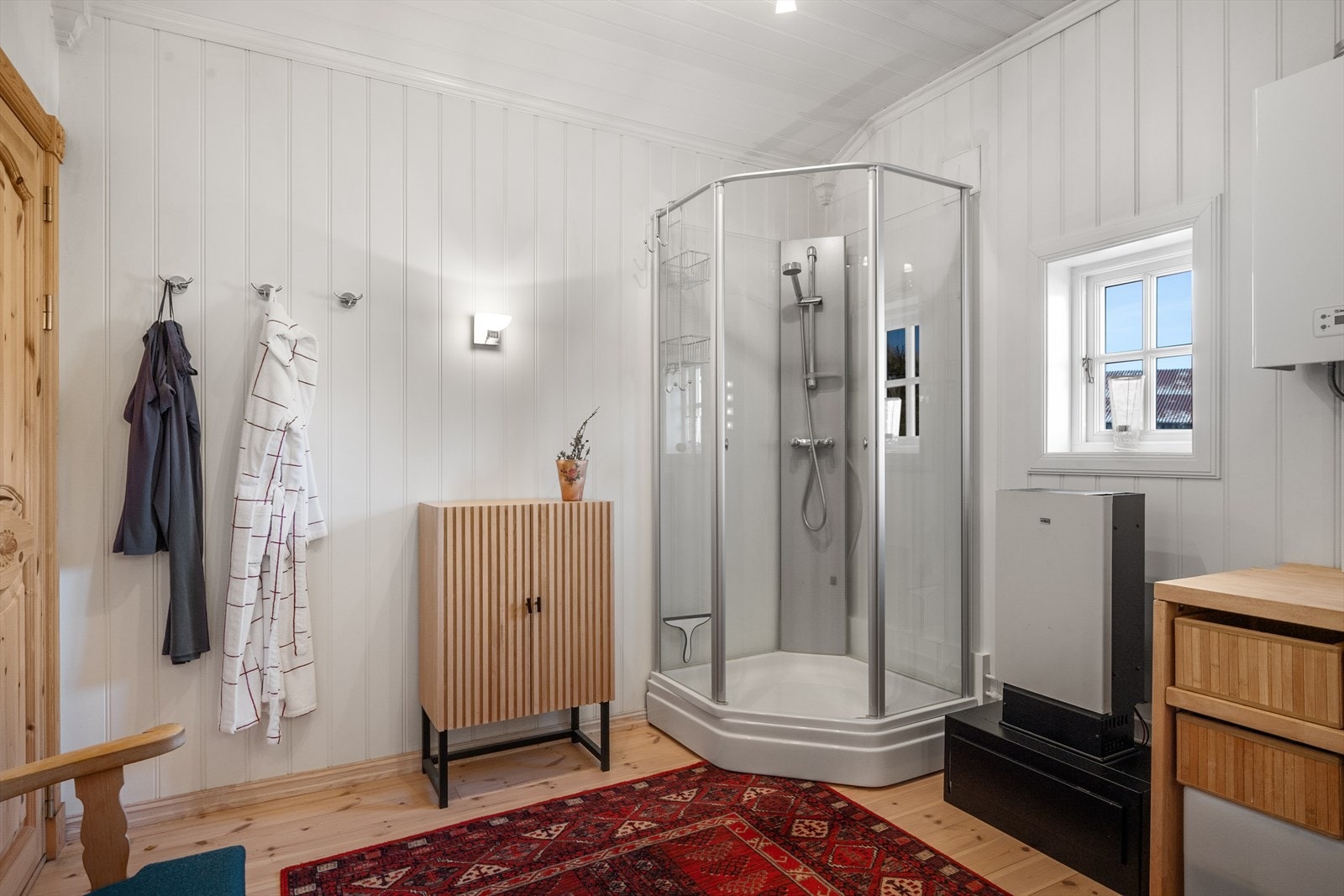 Rommet er innredet med dusjkabinett og jets toalett. Galleribilde