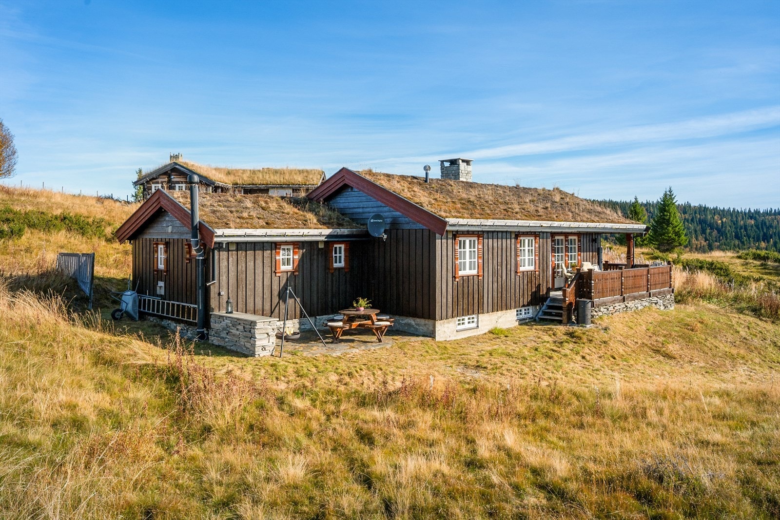 Området rundt hytta byr på flere uteplasser. Galleribilde