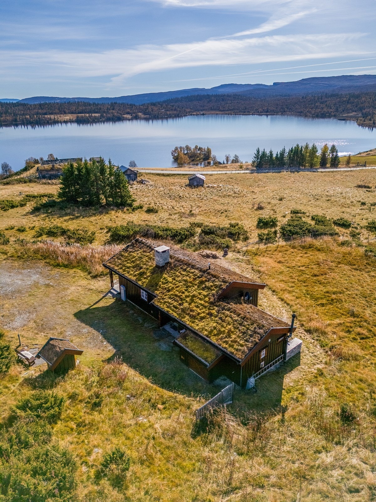 Fra hytta er det flott utsikt mot Vendalsvatnet. Galleribilde