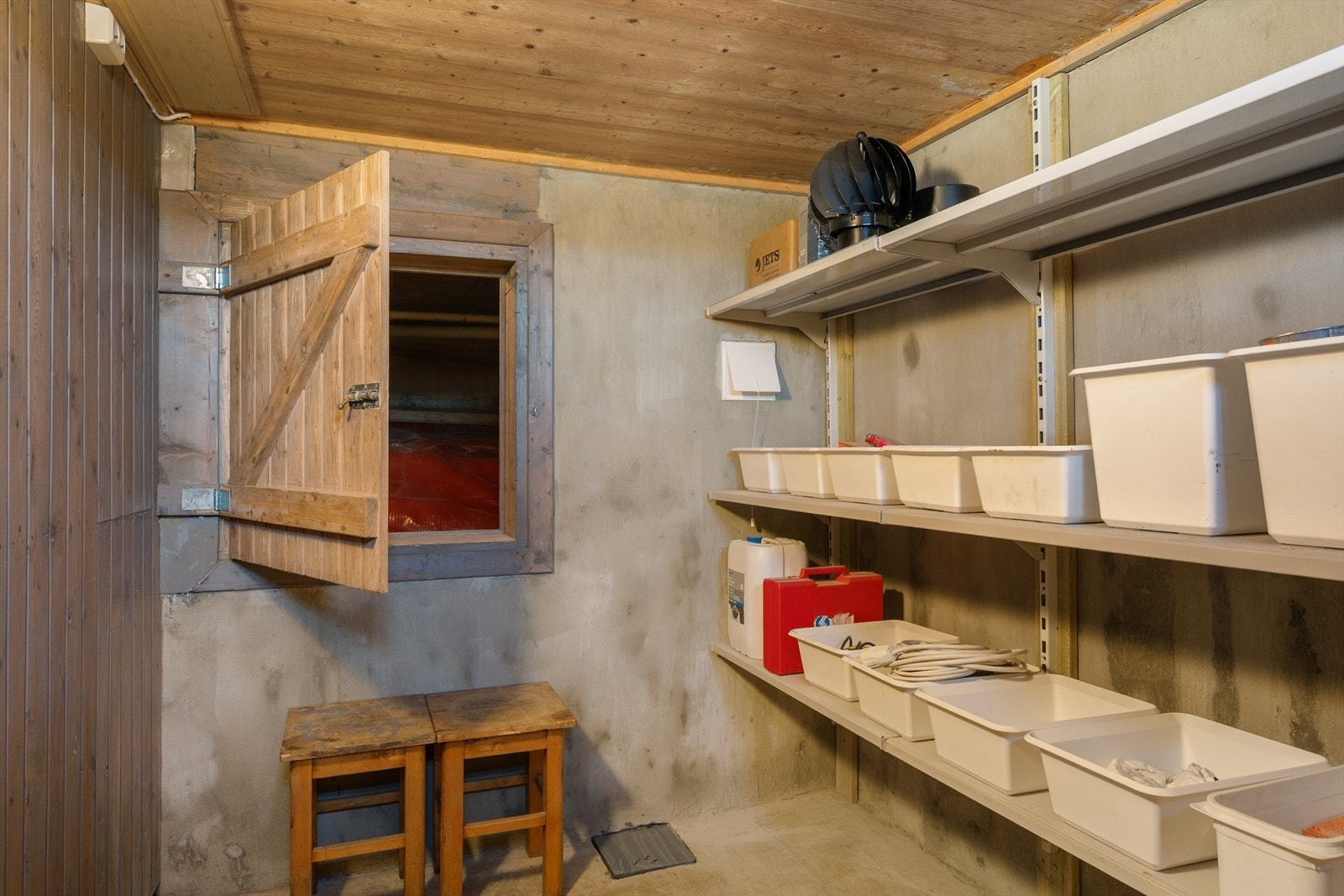 Kjelleren er ca 15 kvm og har utvendig adkomst. Galleribilde