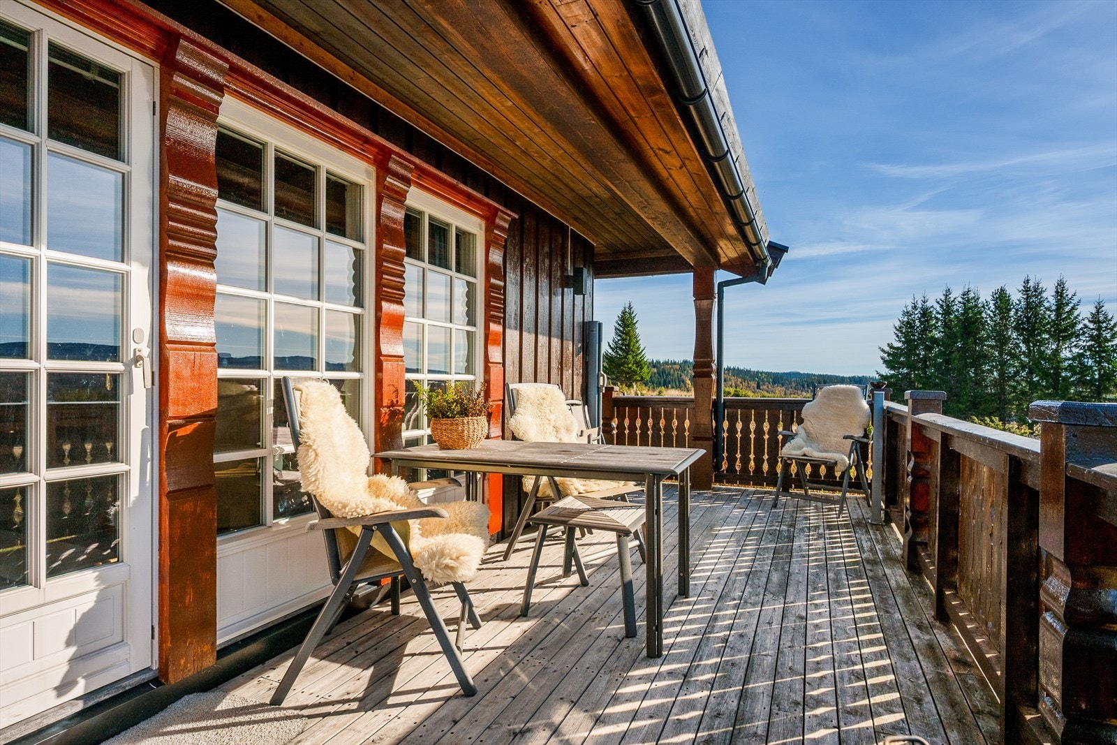 Fra stua er det utgang til sørvendt terrasse. Galleribilde