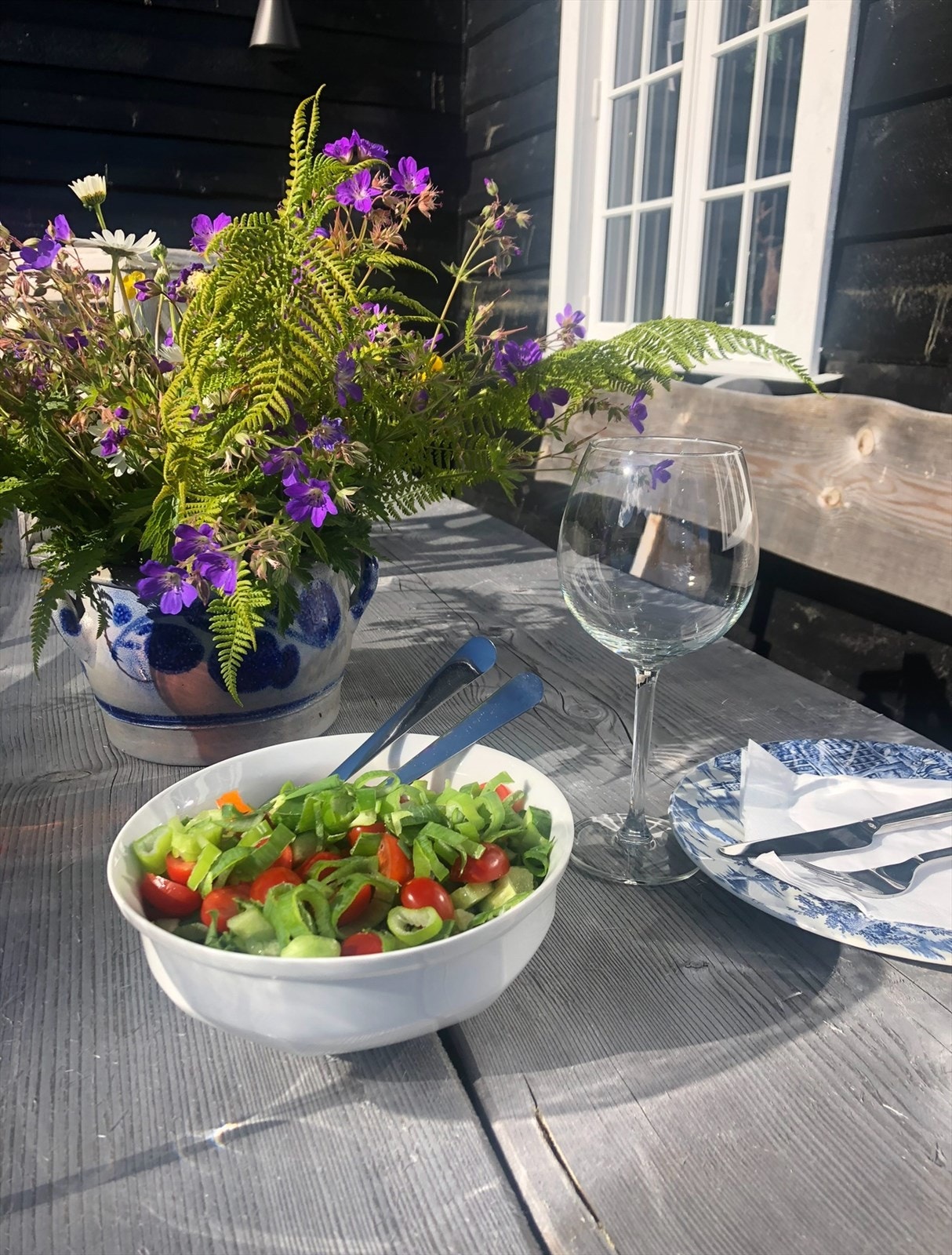 Selgers bilde - fra den flott og solrike uteplassen. Galleribilde