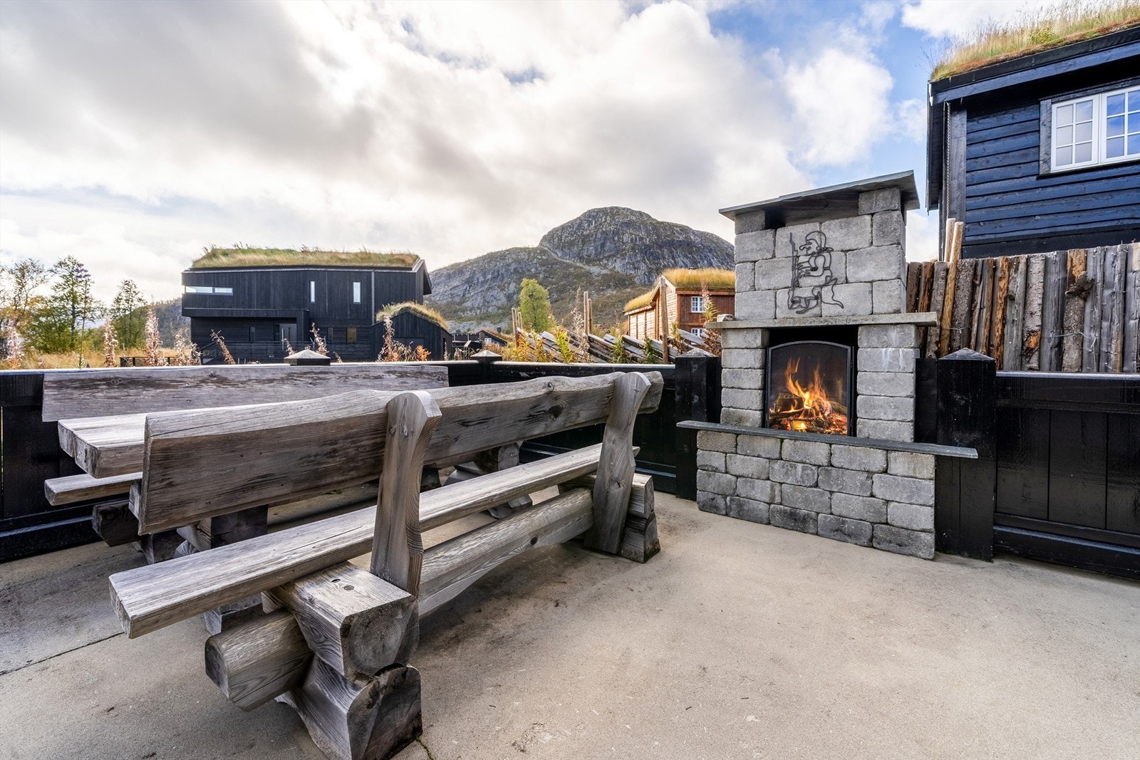 God og slid sittegruppe kan være greit og ha på fjellet, her fremfor utepeisen. Galleribilde