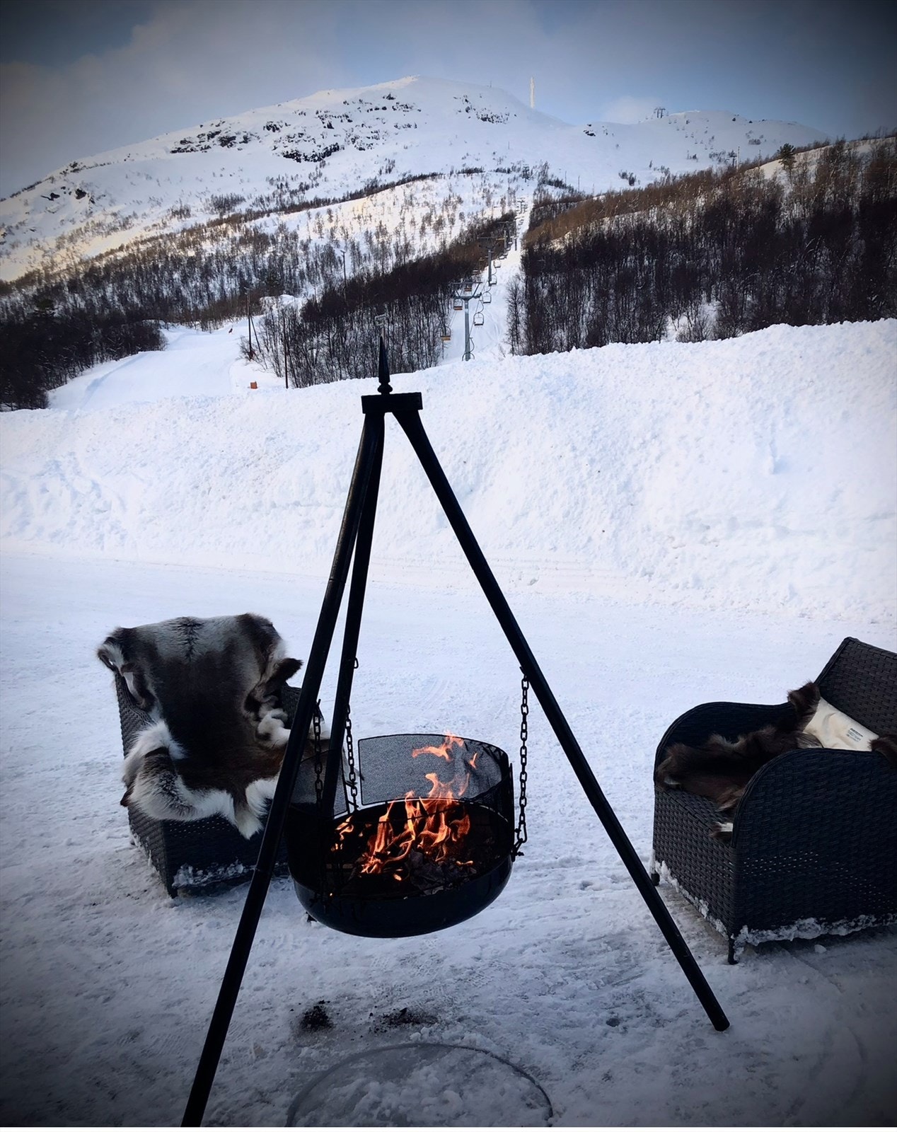 Selgers bilde - Du kan så og si renne inn til hyttedøra og benke deg fremfor bålpanna etter en dag i bakken. Galleribilde