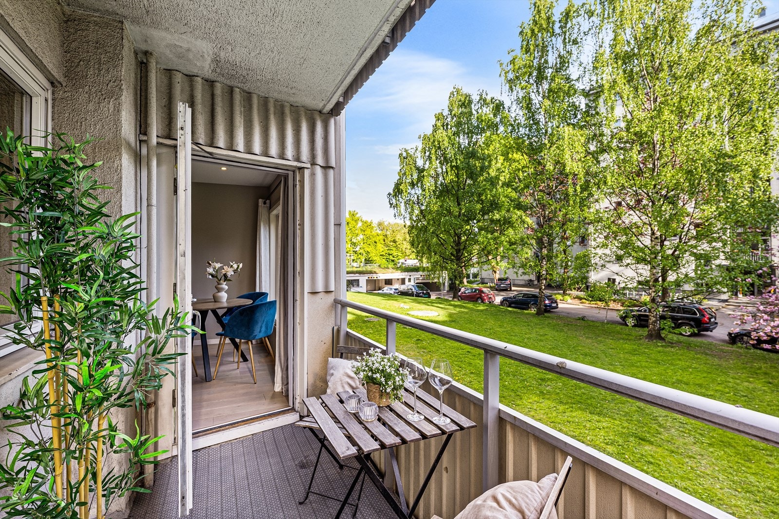 På sommerstid oppleves balkongen som en naturlig forlengelse av allrommet, og skaper en sømløs overgang mellom inne- og utearealene. Galleribilde