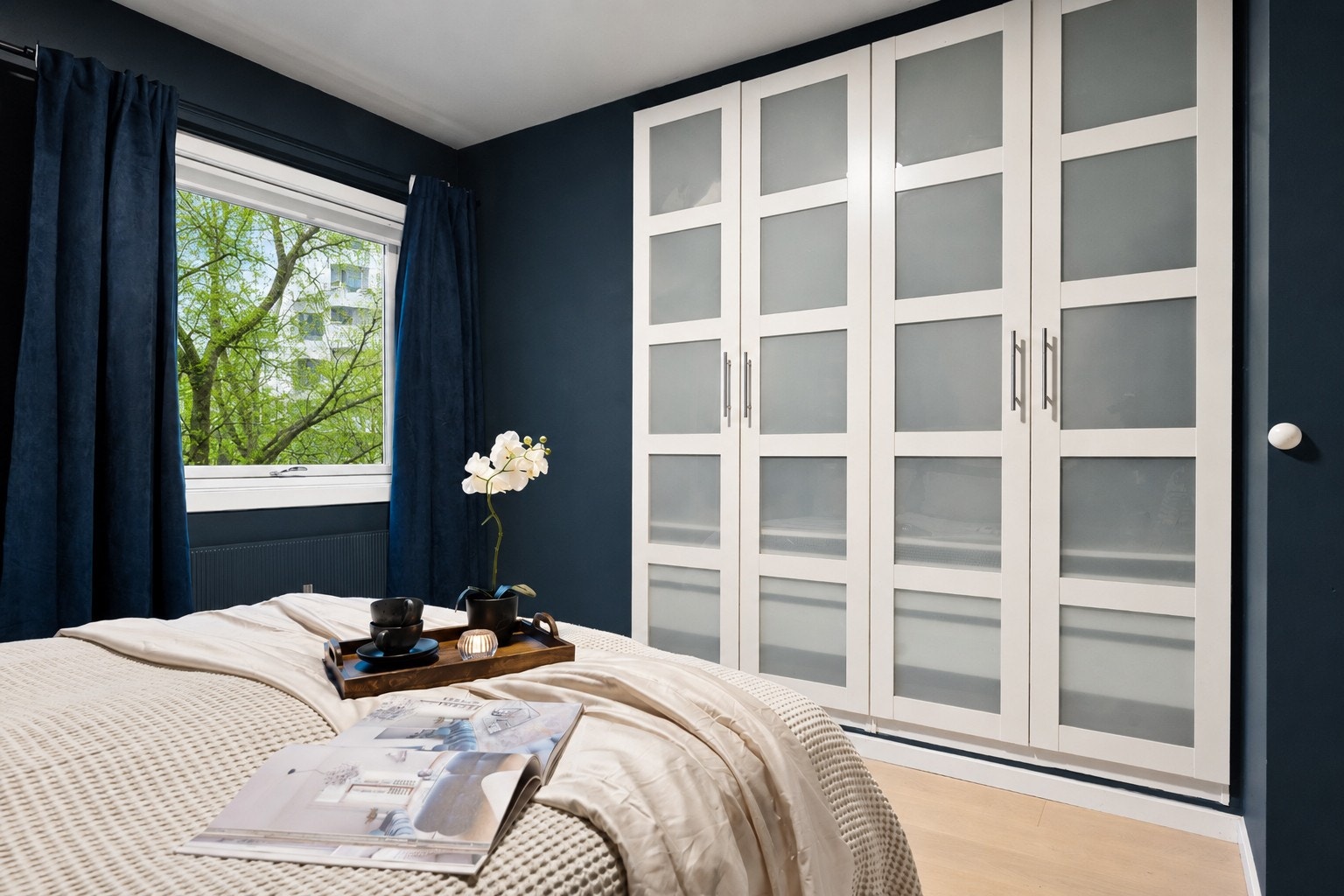 Gode oppbevaringsmuligheter i en plassbygget garderobe. Galleribilde