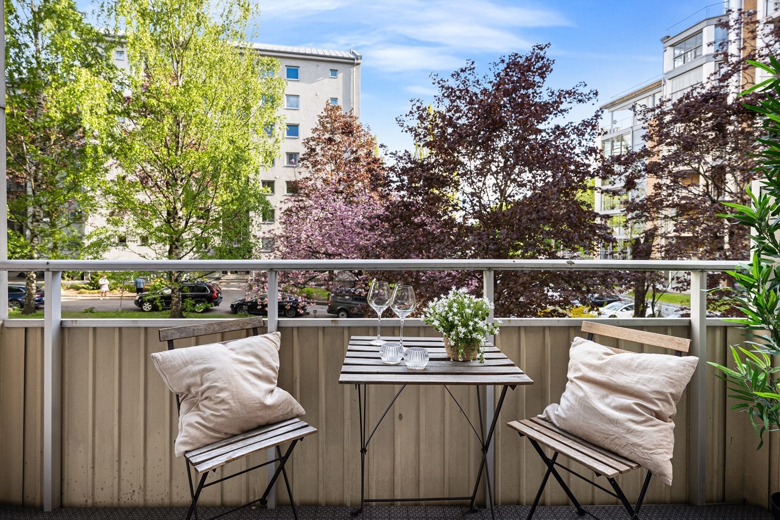 Hyggelig og skjermet balkong (ca. 5 m²) med utsyn over flotte grøntarealer. Galleribilde