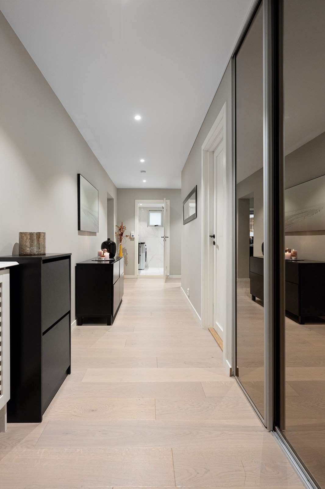 Entréen er innbydende med skyvedørsgarderobe til oppbevaring. Galleribilde