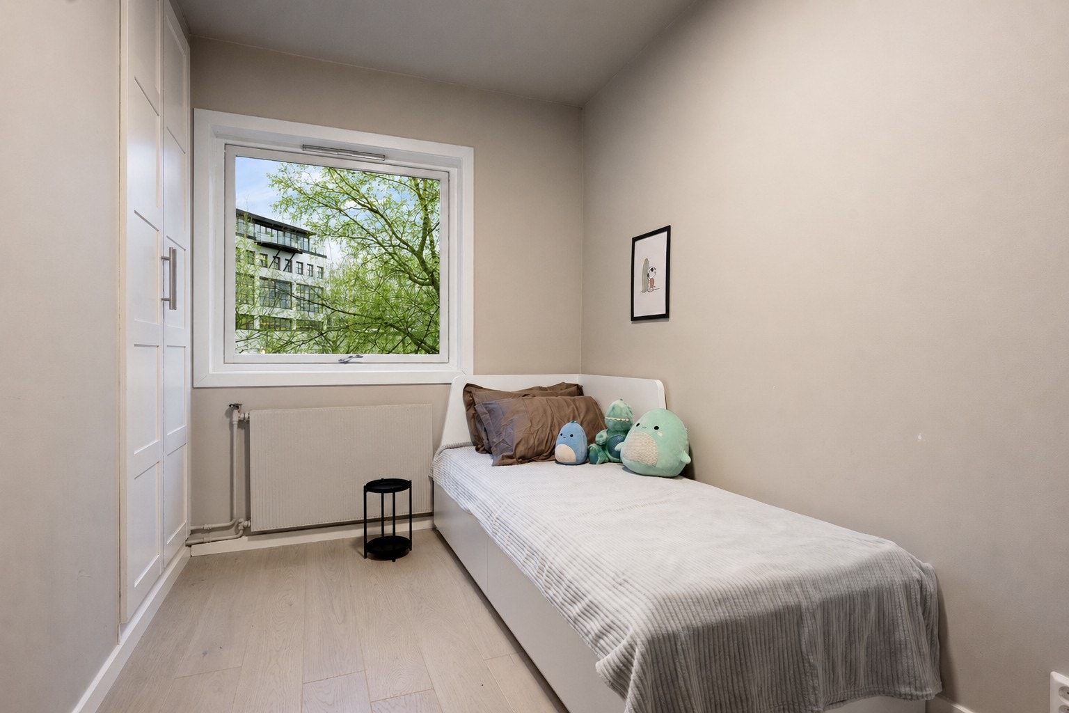 Boligens andre soverom egner seg godt som barnerom. Her er det plassbygget garderobe. Galleribilde