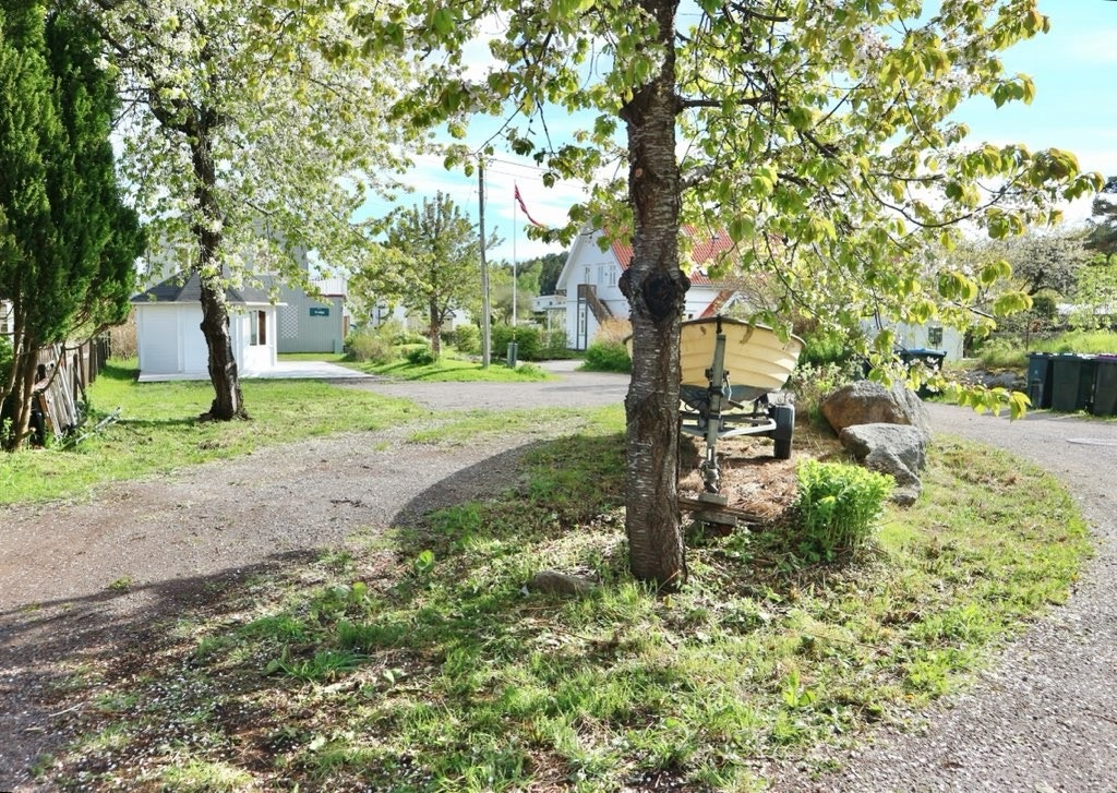 Det er til og med rom for å lagre båten på egen tomt Galleribilde