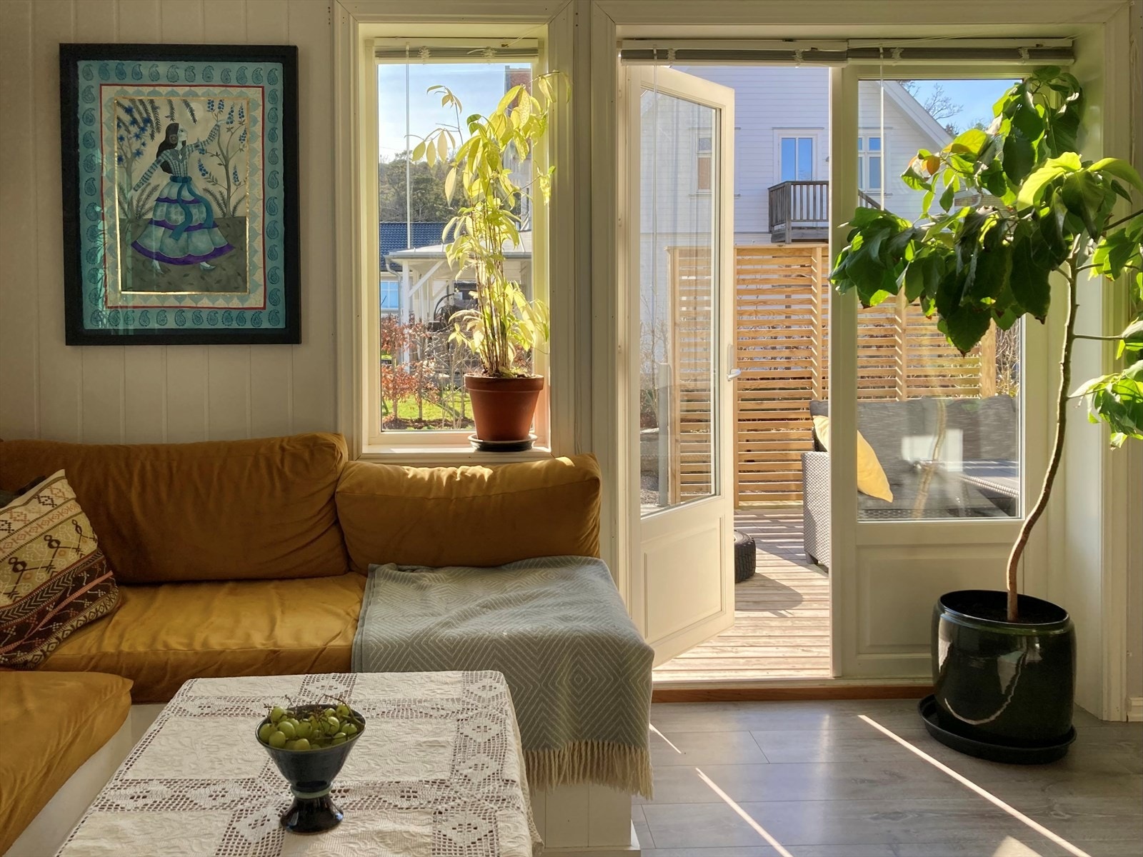 Fra stue kommer man ut på nydelig vestvendt terrasse Galleribilde