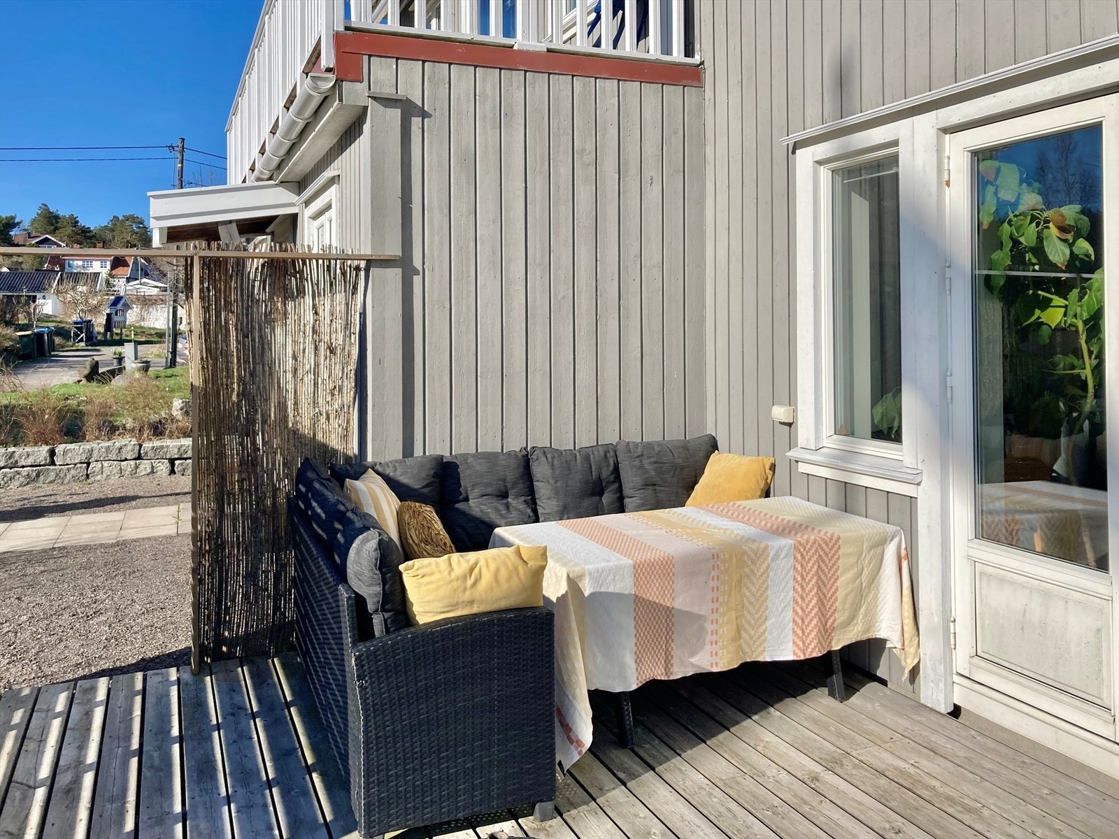 Terrassen har sol fra lunsjtider og til den går ned Galleribilde