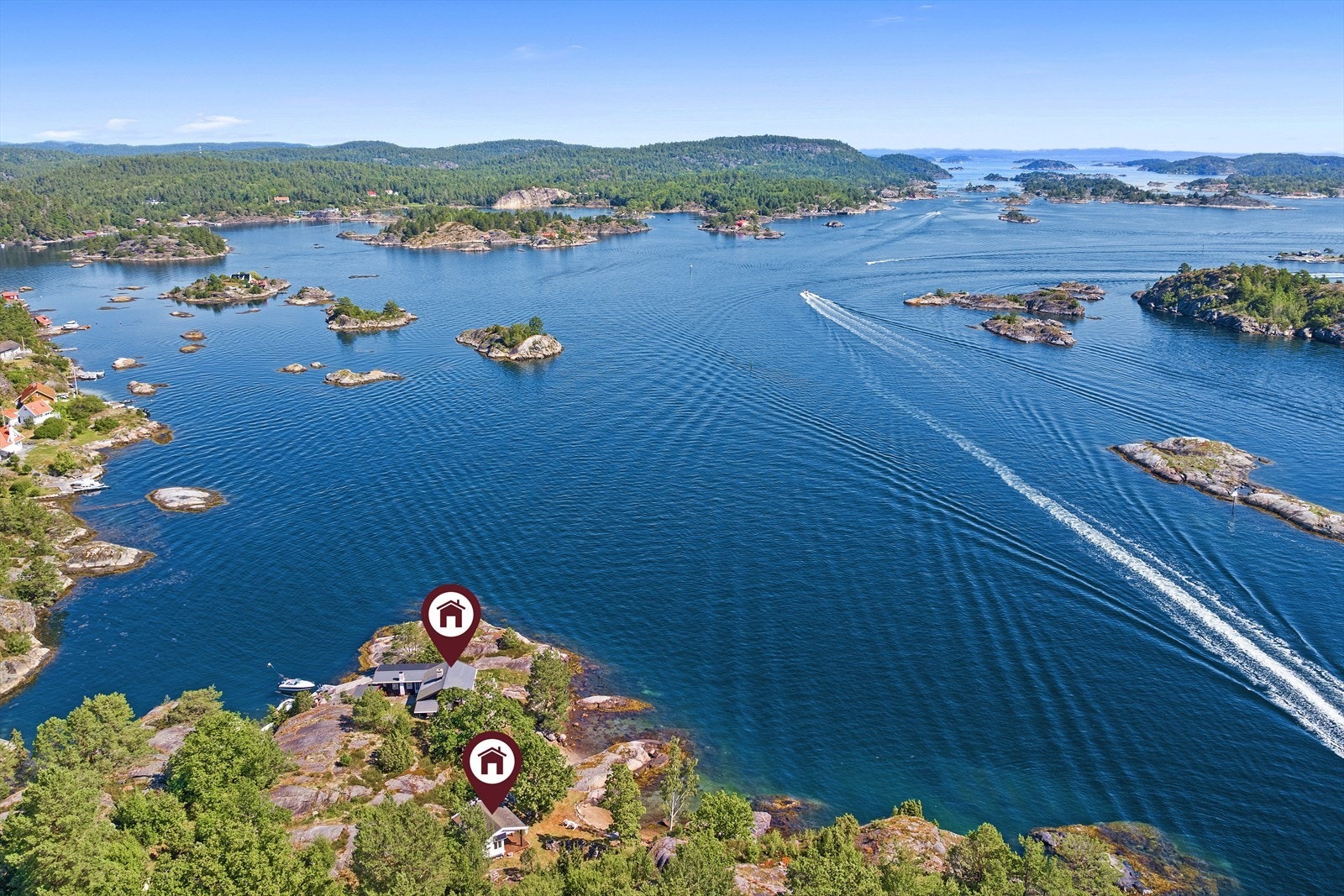 Kjelsøy er en halvøy på sørvestspissen av Gumøy, kjent for sine kunstmalere og med lune viker, svaberg og strender. Galleribilde
