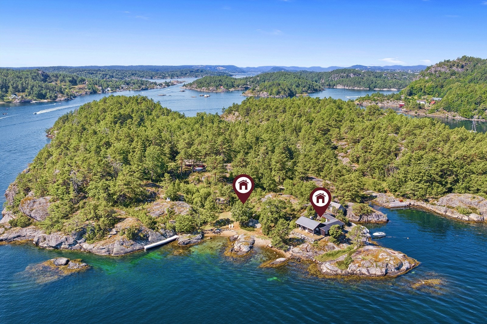 Eiendommen består av to tomter med to brygger og to hytter - en hovedhytte og en mindre strandhytte - samt sjøbod og utedo. Foto: Dag Frogner/Boligfotograf1 Galleribilde
