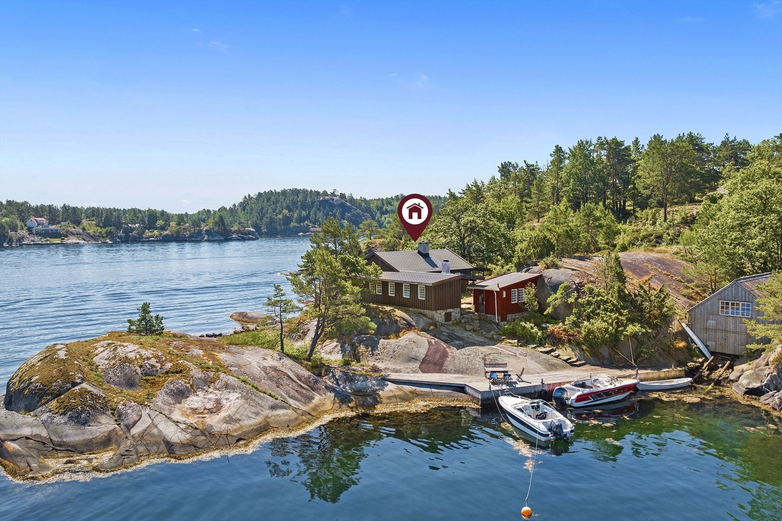Hovedhytta med sjøbod er oppført i 1963, tegnet av arkitekt Helge Welhaven Heiberg. Galleribilde