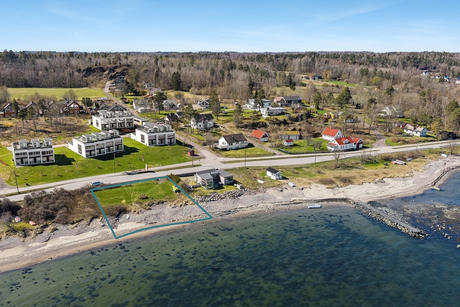 Til boligen følger det en andel av sameiets strandparsell Galleribilde