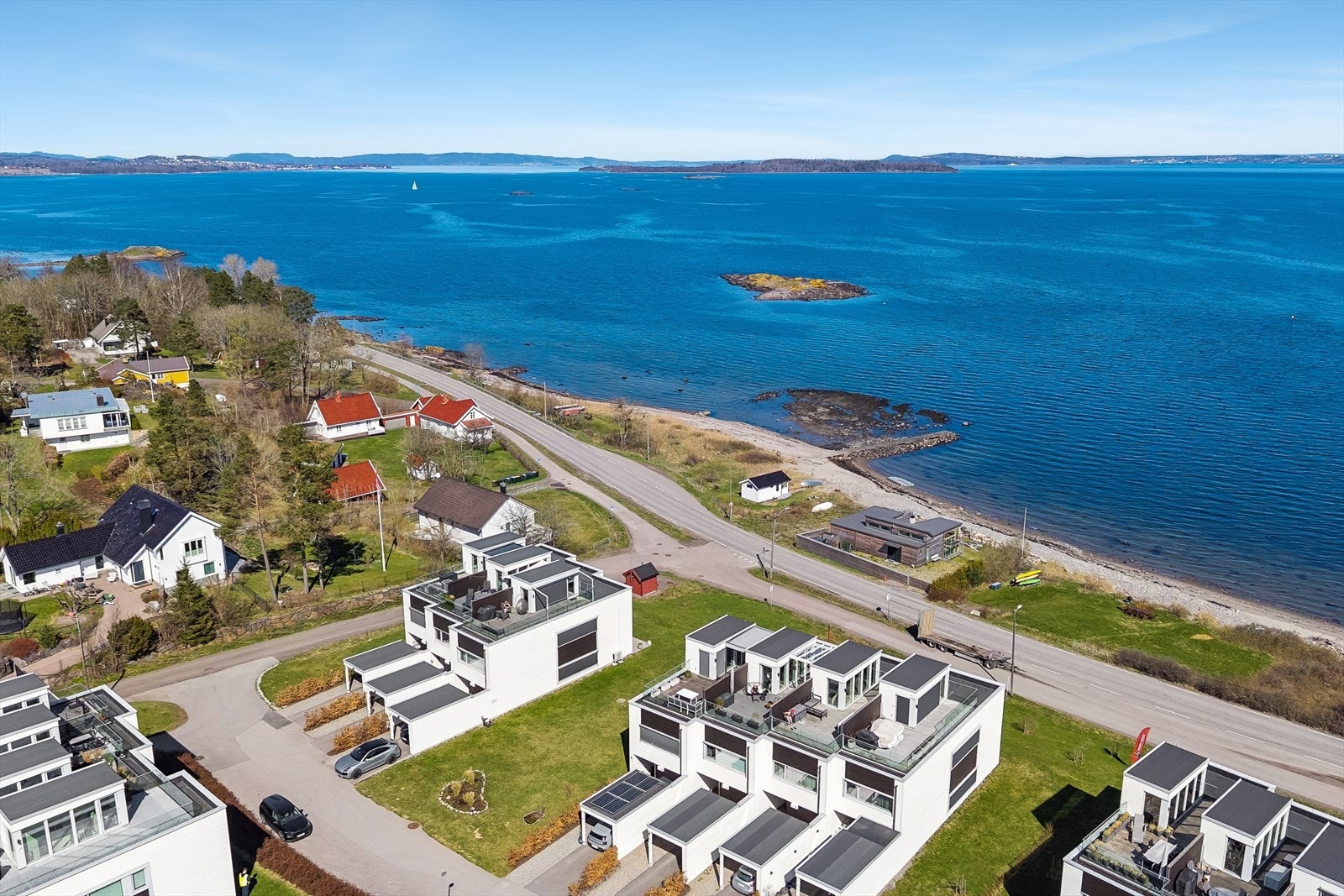 Boligen har en fantastisk beliggenhet like ved fjorden, midt mellom Åsgårdstrand og Tønsberg Galleribilde