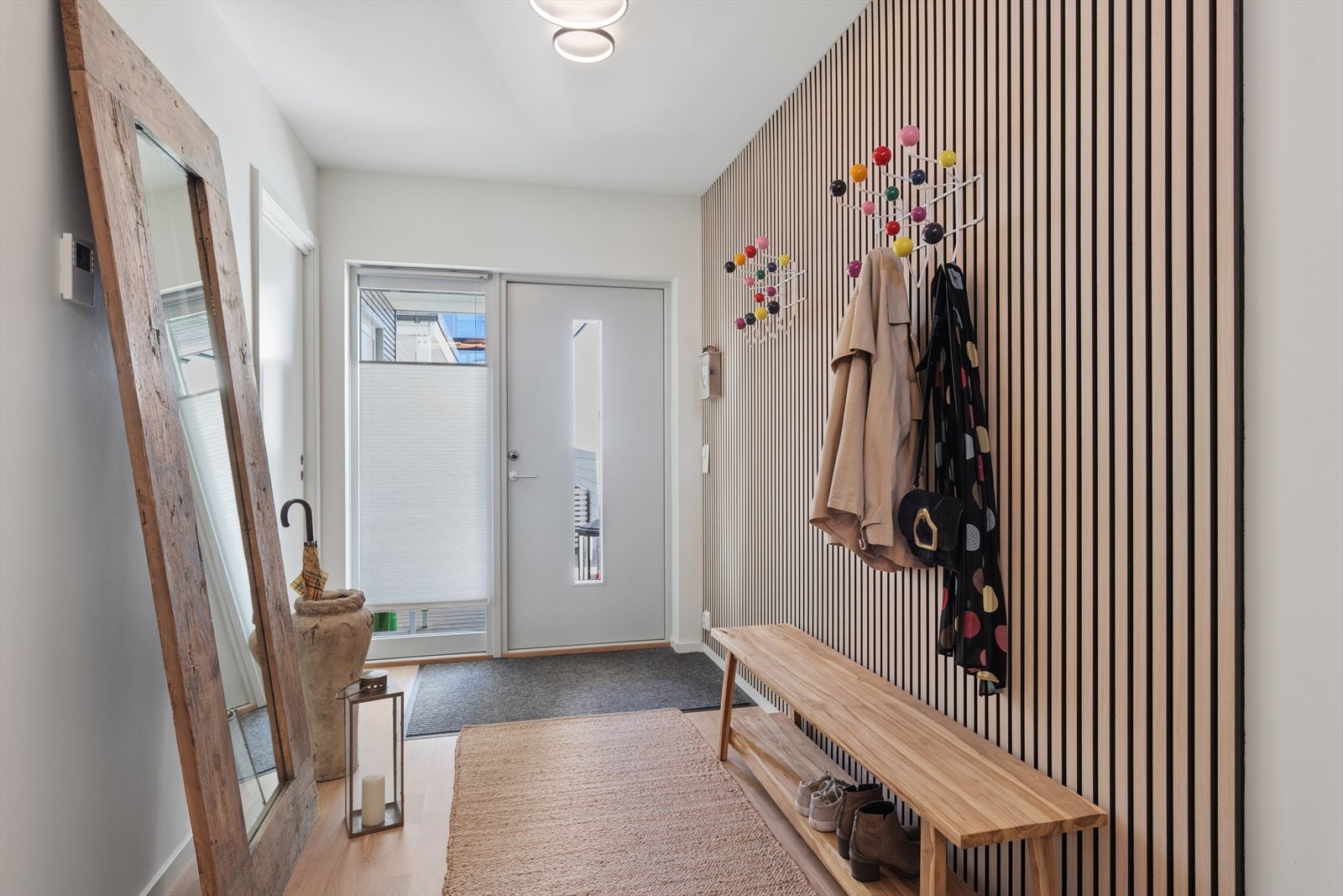Velkommen inn! Her er det god plass til å henge fra seg tøy og sette fra seg sko Galleribilde