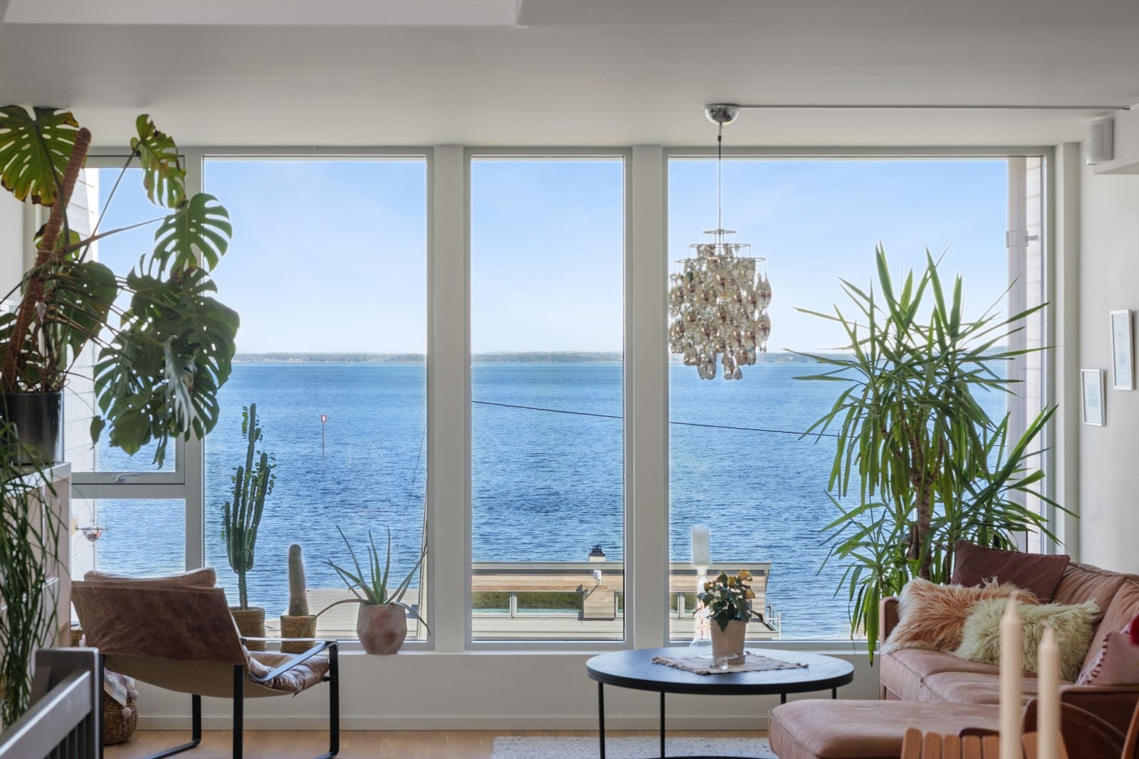 Store vindusflater gir godt med lys inn Galleribilde