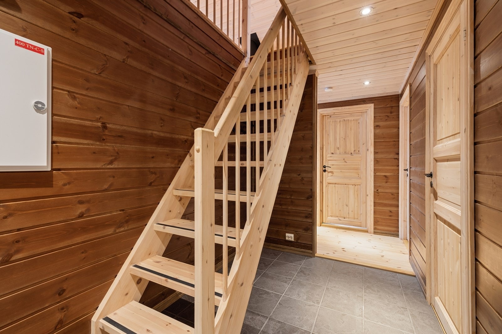 God lagringsplass under trappen. Galleribilde