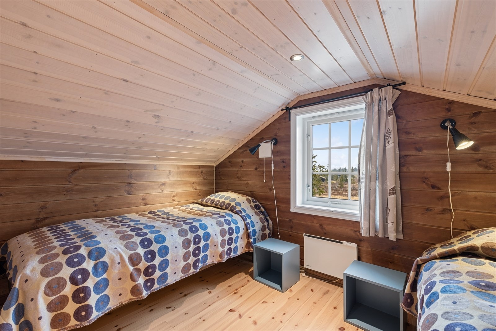 I tillegg til stuen, har hemsen et innredet rom med soveplasser. Galleribilde