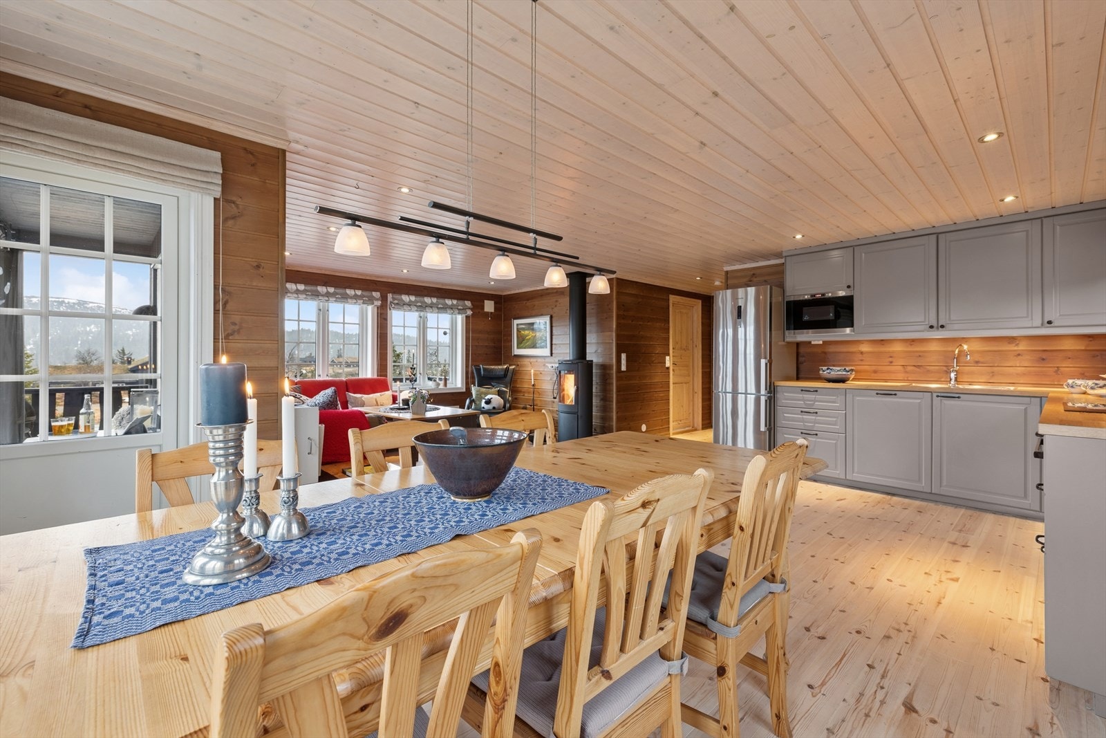 Fra spisebordet har man god kontakt med både kjøkkenet og stuedelen. Det er utgangsdør til terrassen. Galleribilde