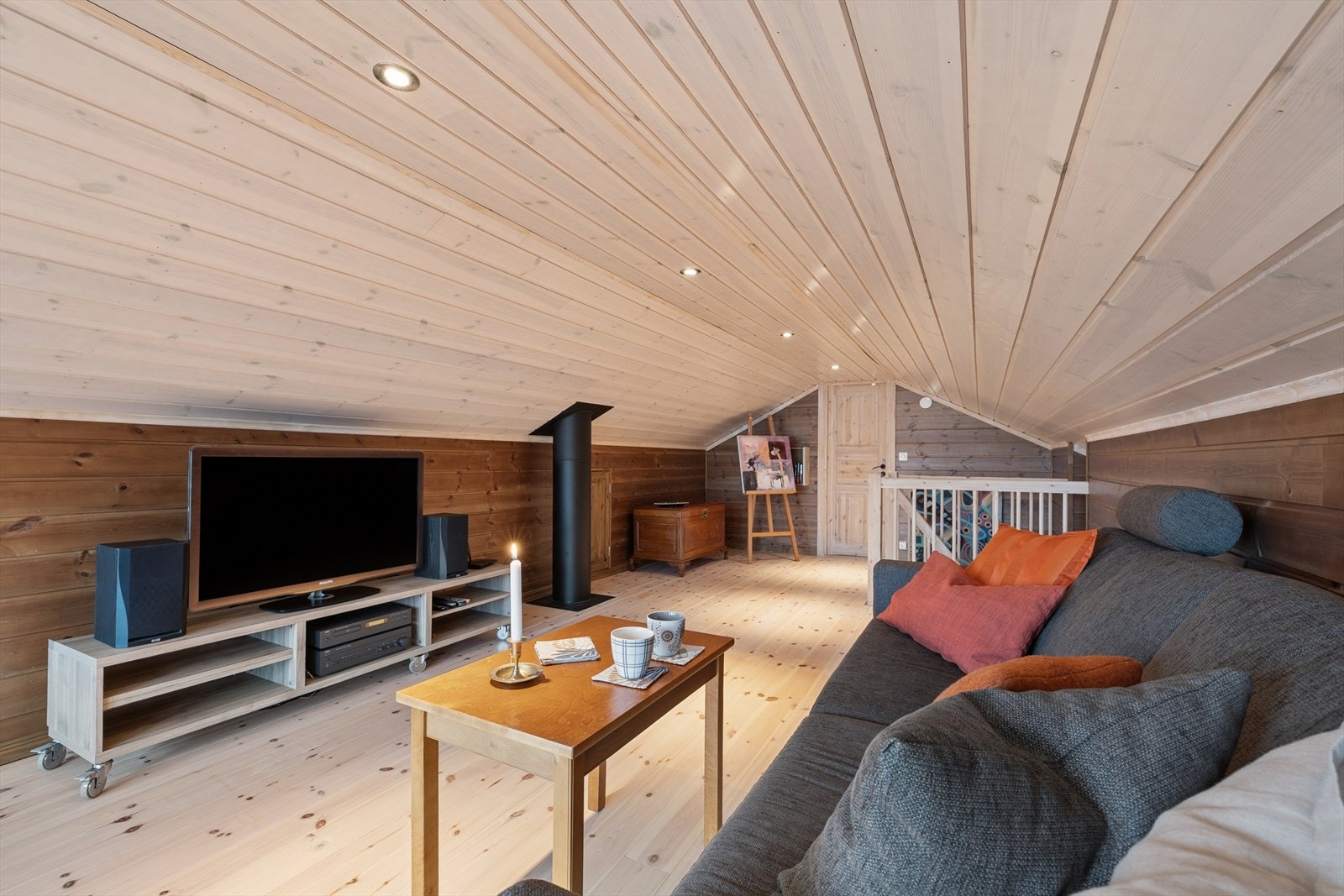 Hemsen har et gulvareal på rundt 37 m² som kommer i tillegg til hyttas oppgitte bruksareal. Galleribilde