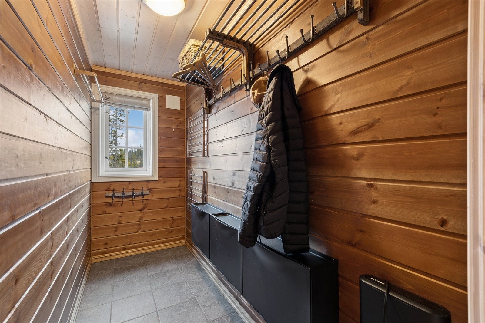 Praktisk garderobe og tørkerom rett innenfor inngangsdøren, med god plass til yttertøy og sko. Galleribilde