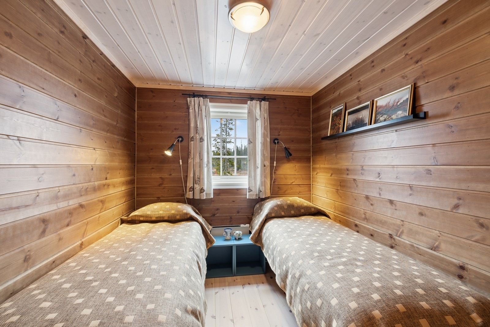 Et lunt og hyggelig soverom med plass til gjester eller barn. Galleribilde