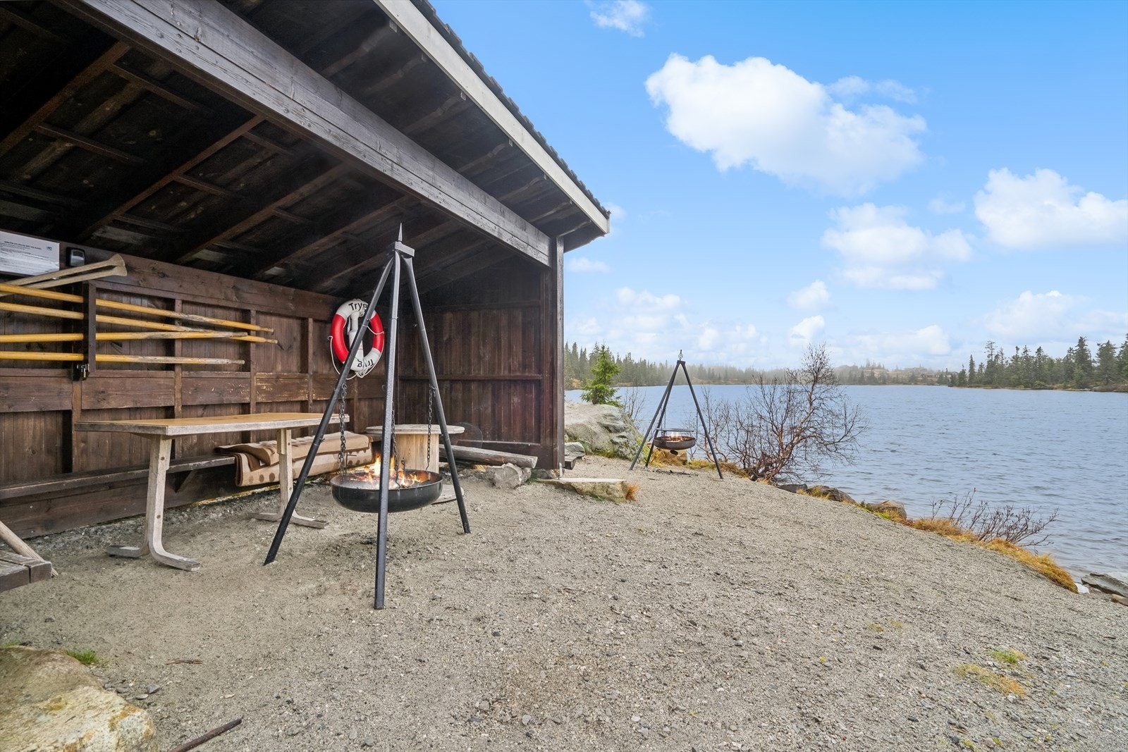 Det er bygget en gapahuk ved vannkanten med bålpanne. Dette er et koselig uteområde hvor man kan nyte dagene med lyden fra vannet og varmen fra flammene. Galleribilde