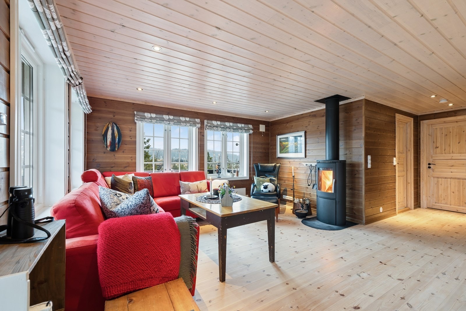 Vedovnen med isolert stålpipe gir god varme og hygge på kalde dager. Galleribilde