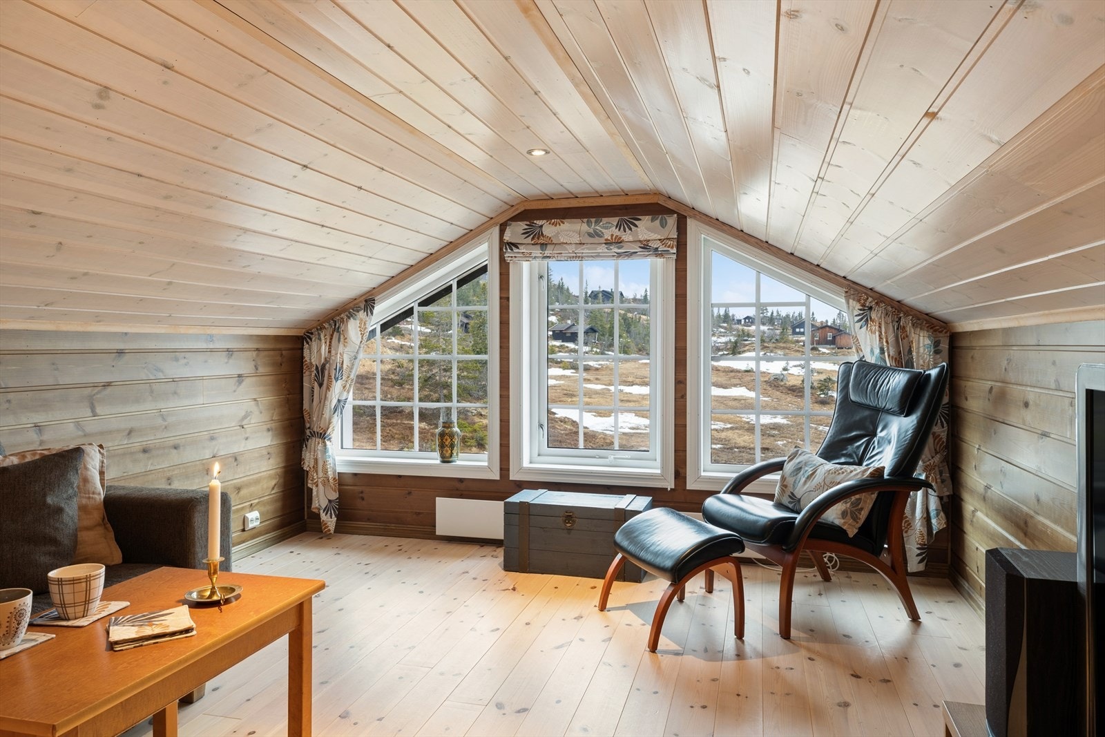 Det er uttak til tv både på hemsen og i stua. Galleribilde