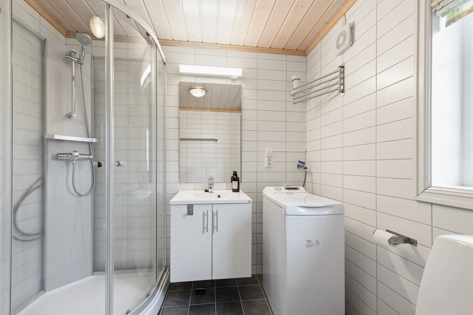 Badet har innredning med nedfelt servant og mekanisk avtrekk som sikrer god ventilasjon. Galleribilde