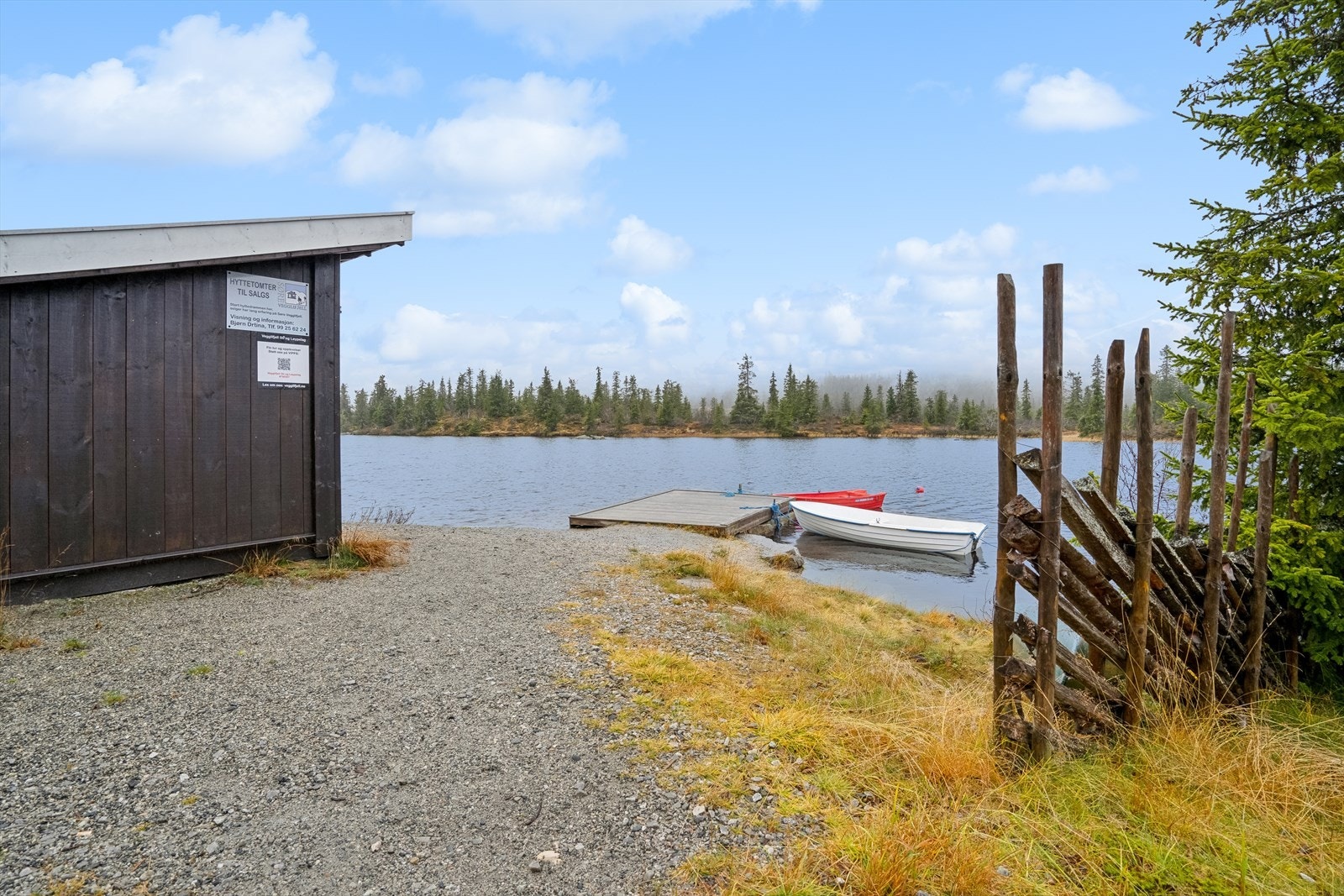 Nede ved Nordre Vorsetvann er det felles gapahuk, badeplass med liten strand, brygge, robåter og kano. Galleribilde