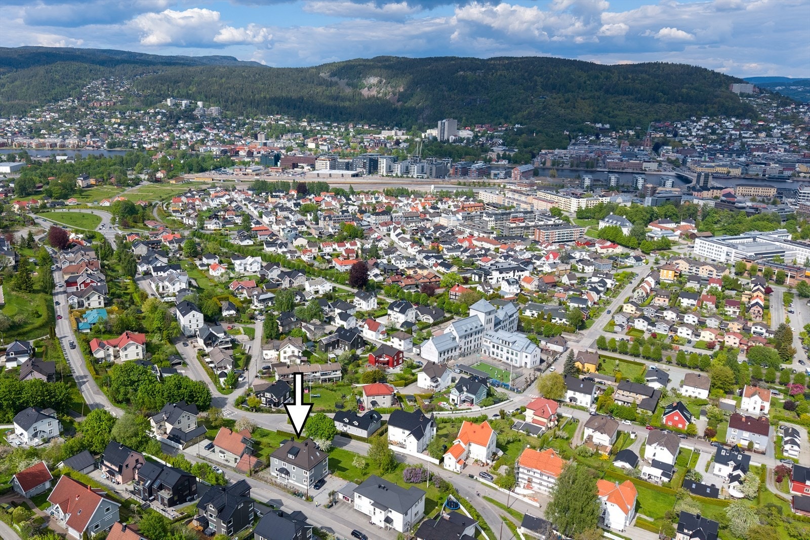 Boligen ligger i nærheten av Marienlyst stadion med flott fotballbane, skøytebane på vinterstid, friidrettsbane og idrettshall Galleribilde