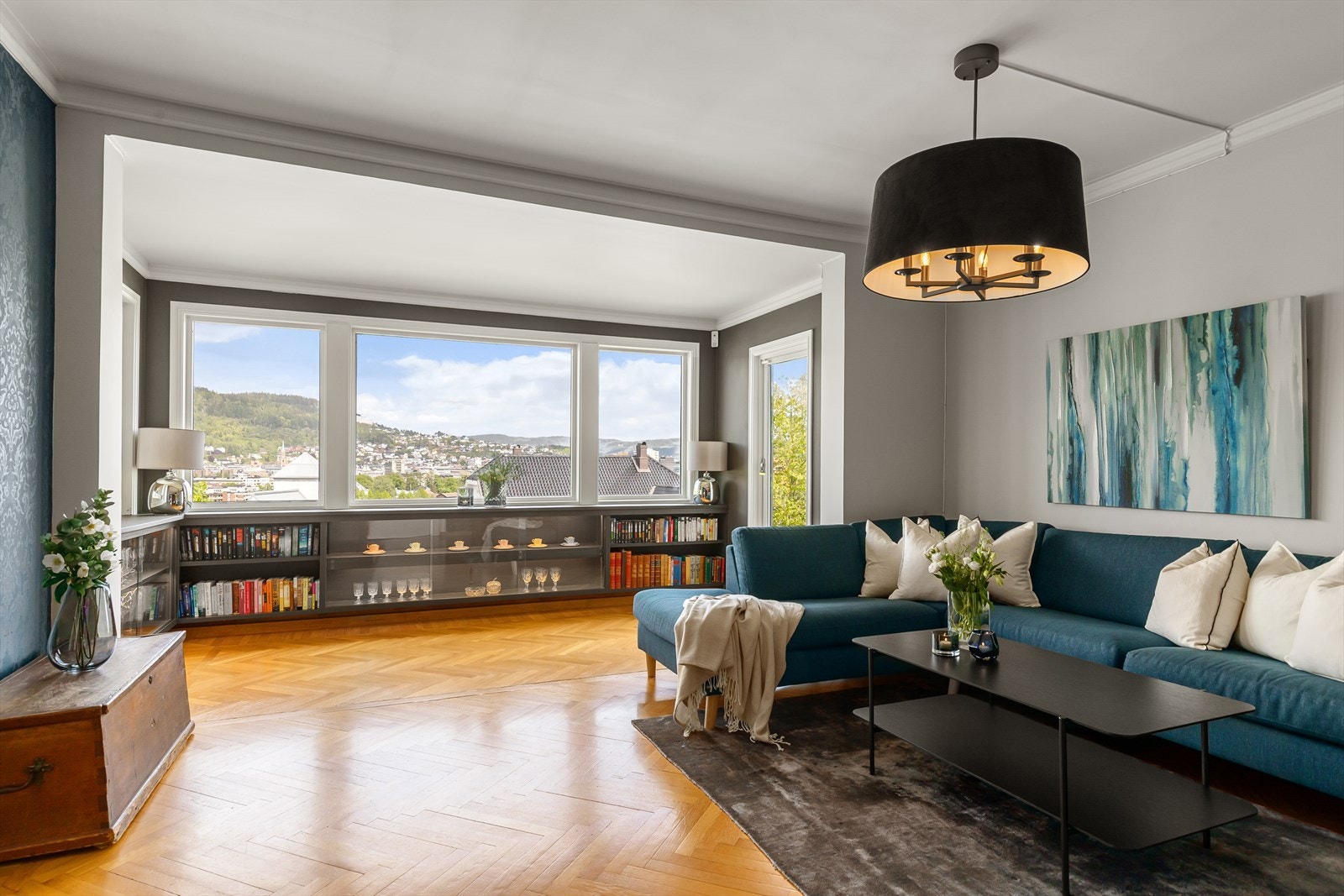 De store vindusflatene bidrar til optimale lys- og utsiktsforhold Galleribilde