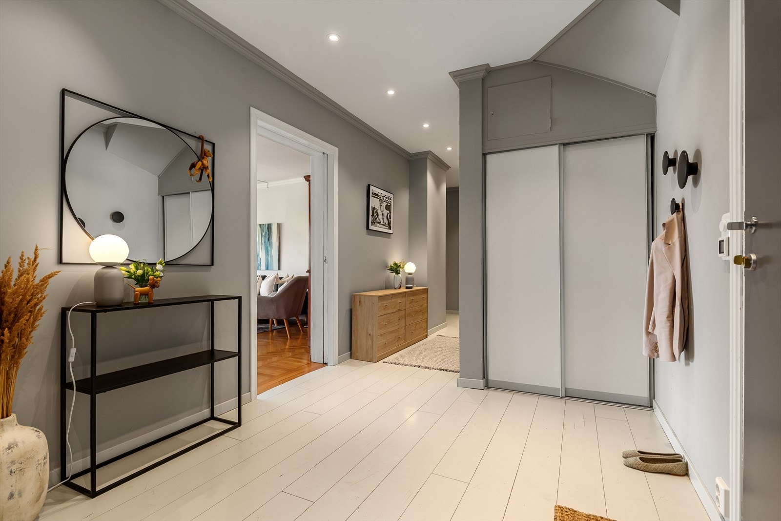 Velkommen inn - Lys og romslig gang med gode oppbevaringsmuligheter Galleribilde