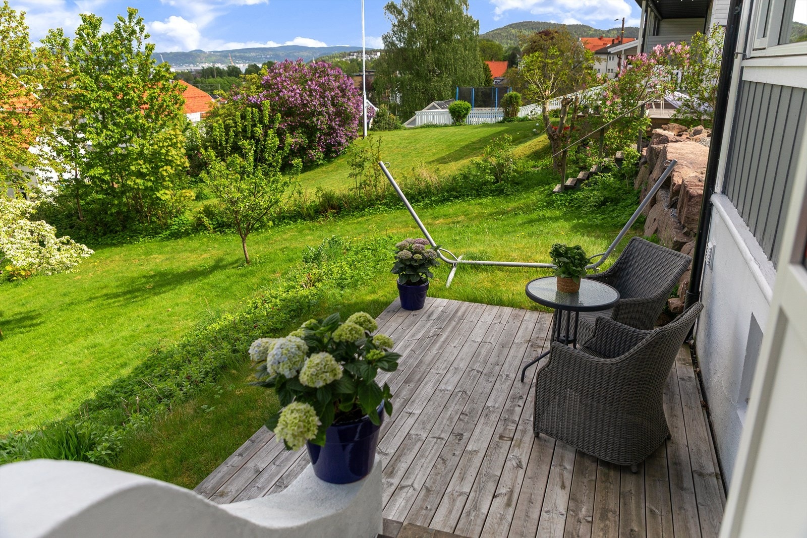 Trappeadkomst fra stue ned til terrasseplatting Galleribilde