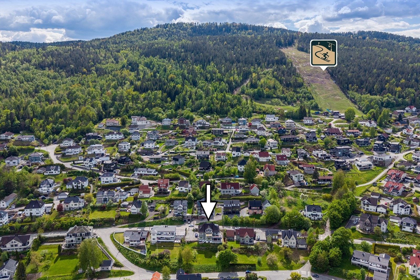 Like bak boligen har du også Haukås slalåmbakke på vinterstid Galleribilde